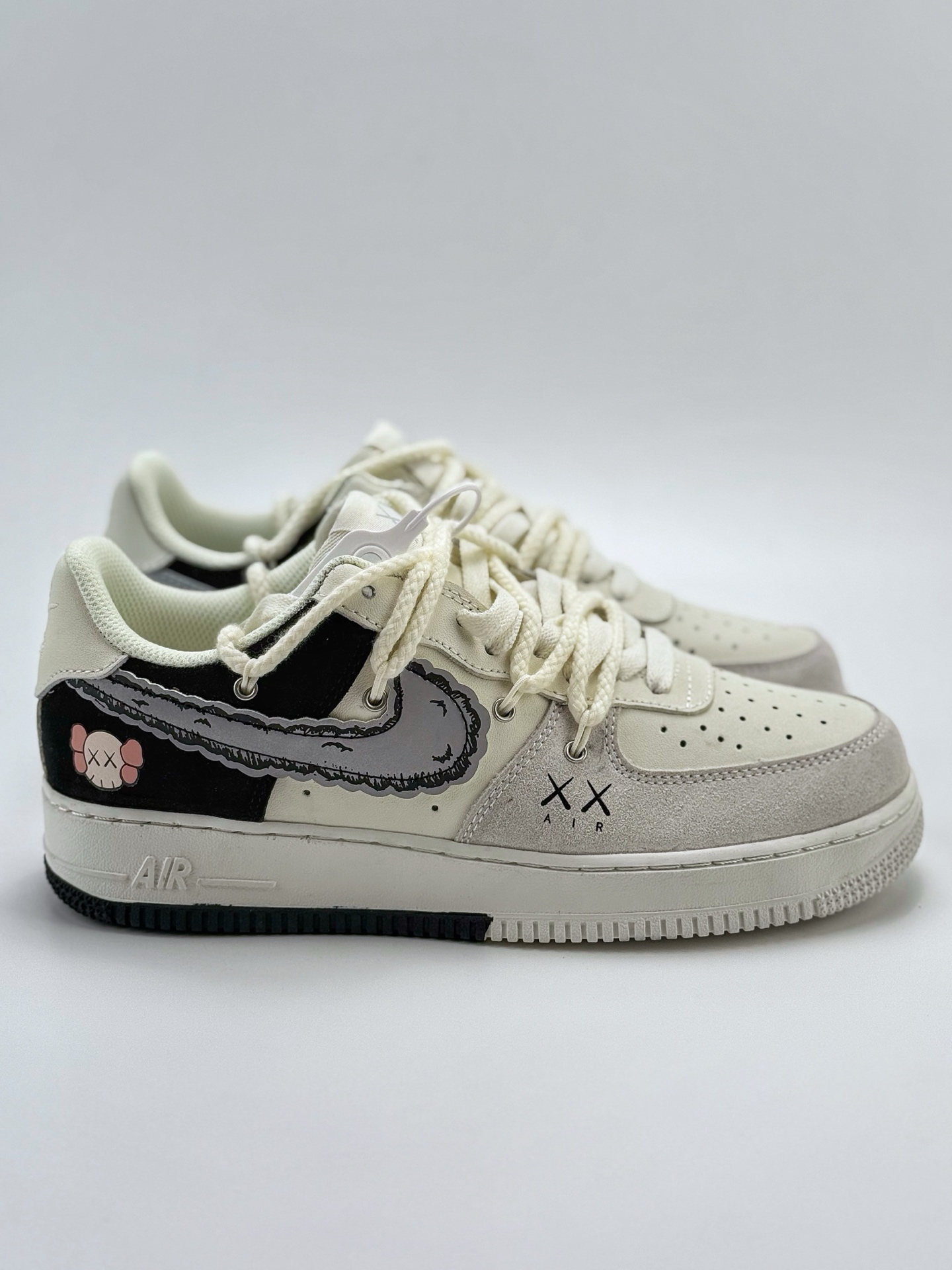 260 Nike Air Force 1 Low 07 x KAWS 白黑绑带  SL-888833