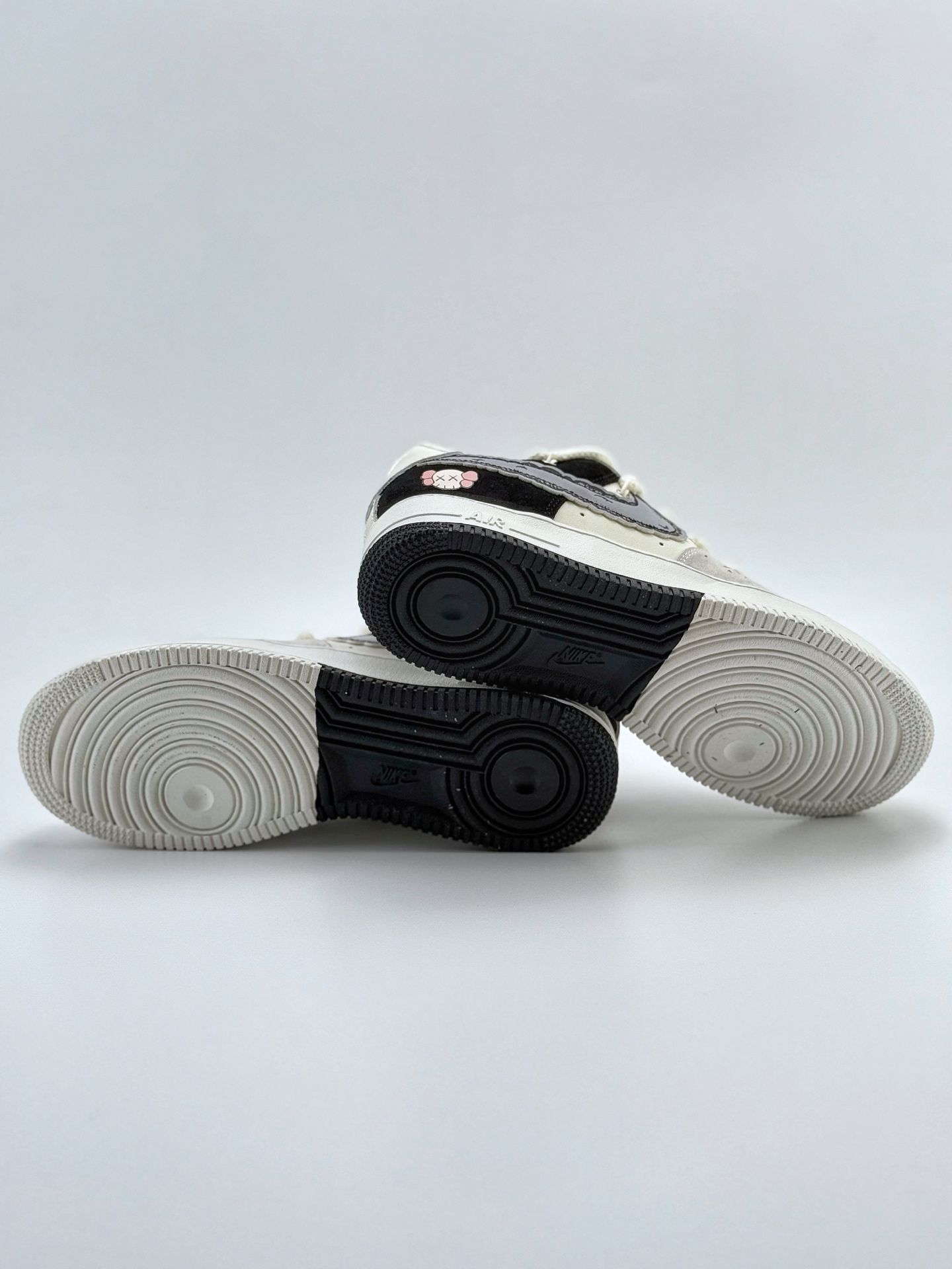 260 Nike Air Force 1 Low 07 x KAWS 白黑绑带  SL-888833