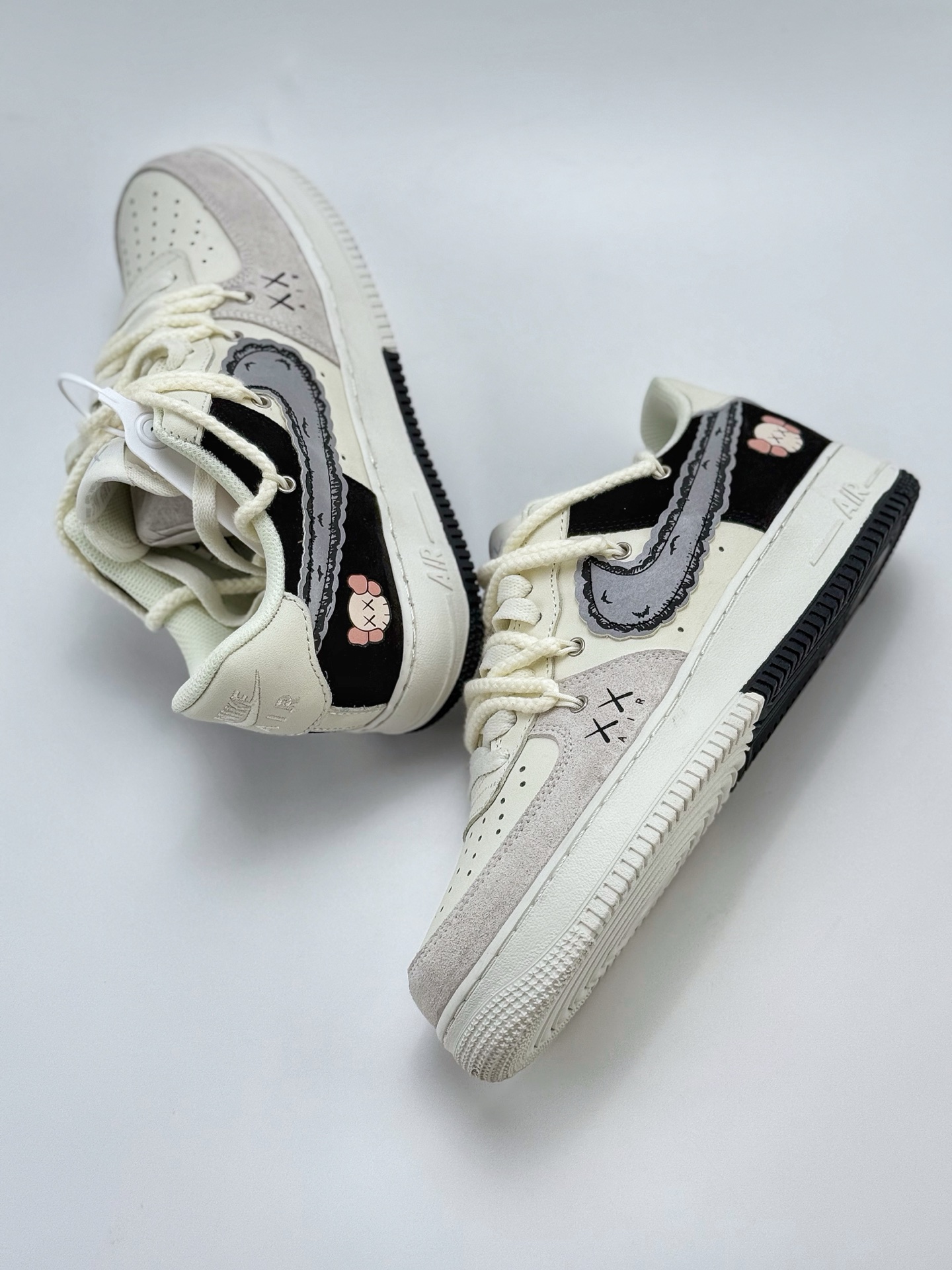 260 Nike Air Force 1 Low 07 x KAWS 白黑绑带  SL-888833