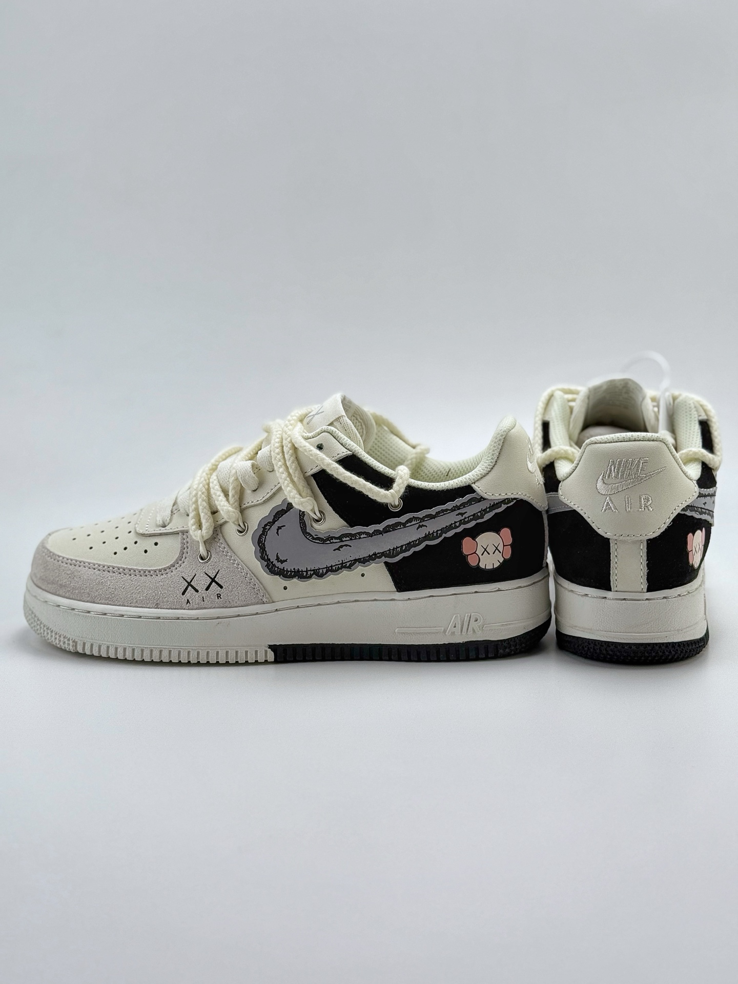 260 Nike Air Force 1 Low 07 x KAWS 白黑绑带  SL-888833