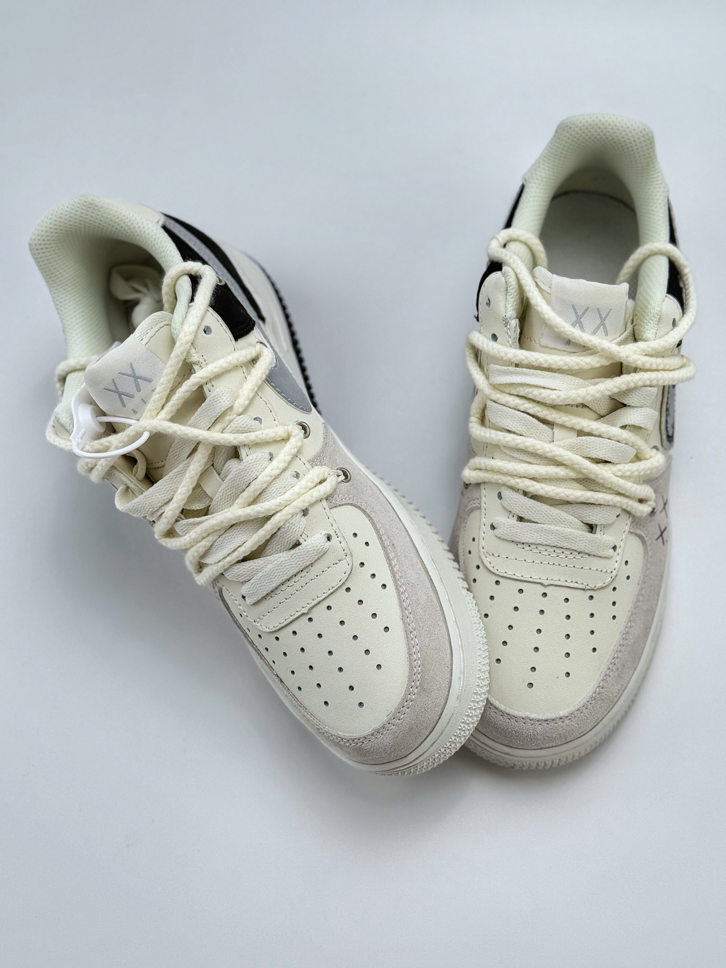 260 Nike Air Force 1 Low 07 x KAWS 白黑绑带  SL-888833