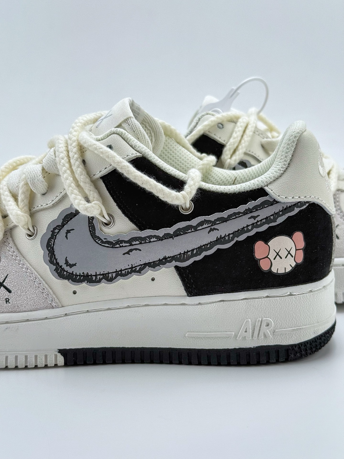 260 Nike Air Force 1 Low 07 x KAWS 白黑绑带  SL-888833