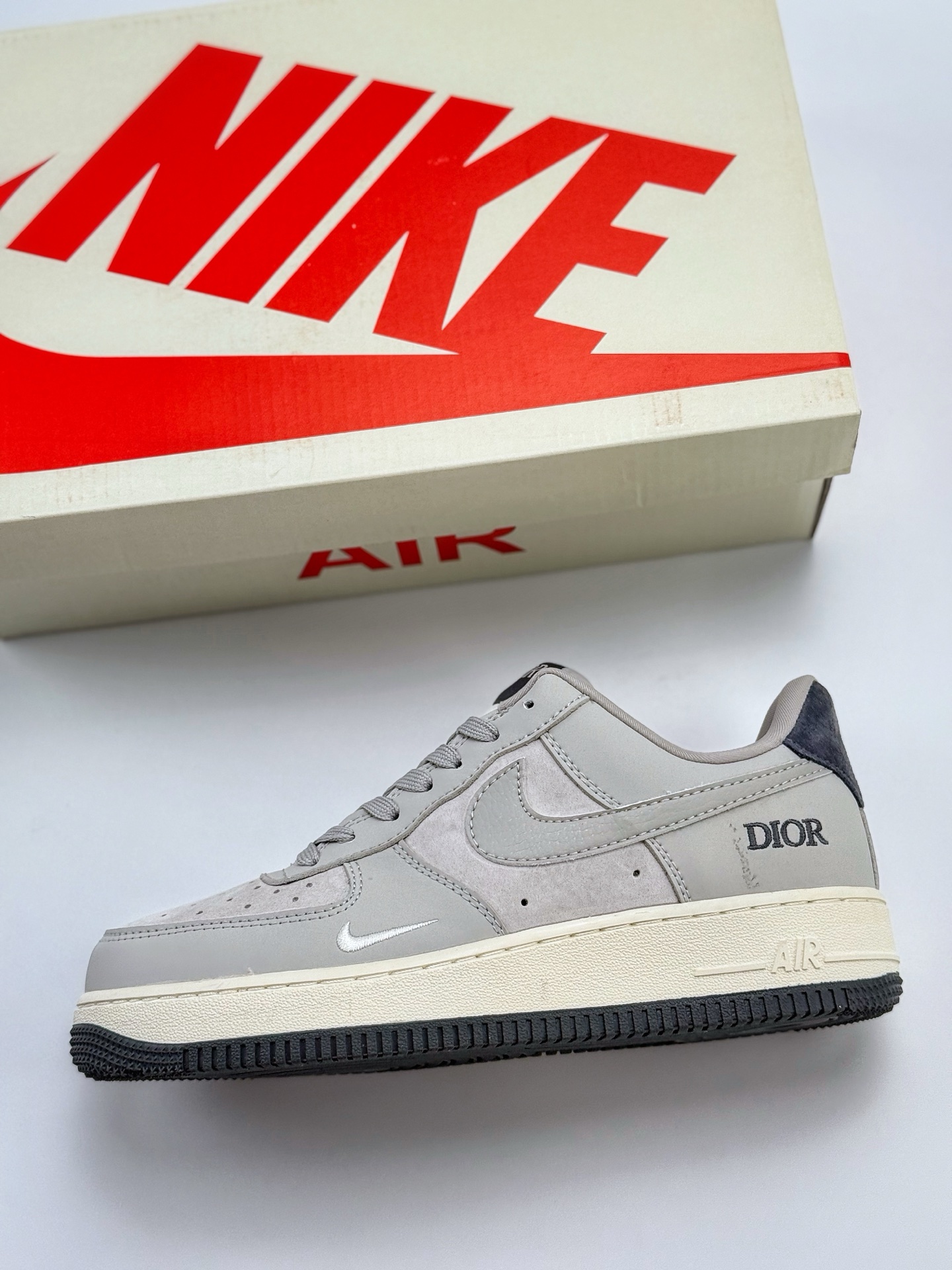 260 Nike Air Force 1 Low 07 x DIOR 灰白小钩  DF0188-041