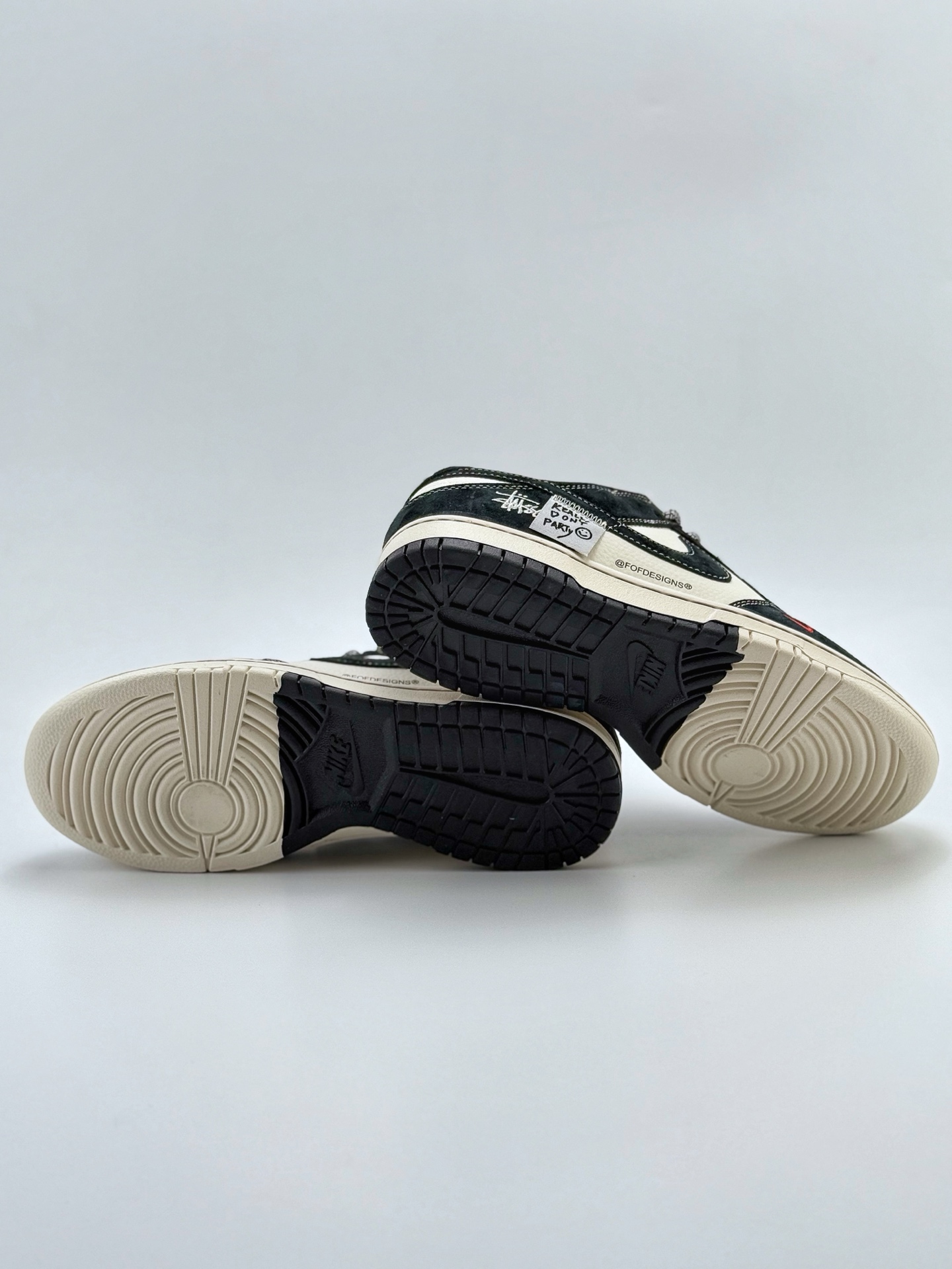 280 Nike SB Dunk Low x Stussy 黑白双小钩满天星 YX5066-295