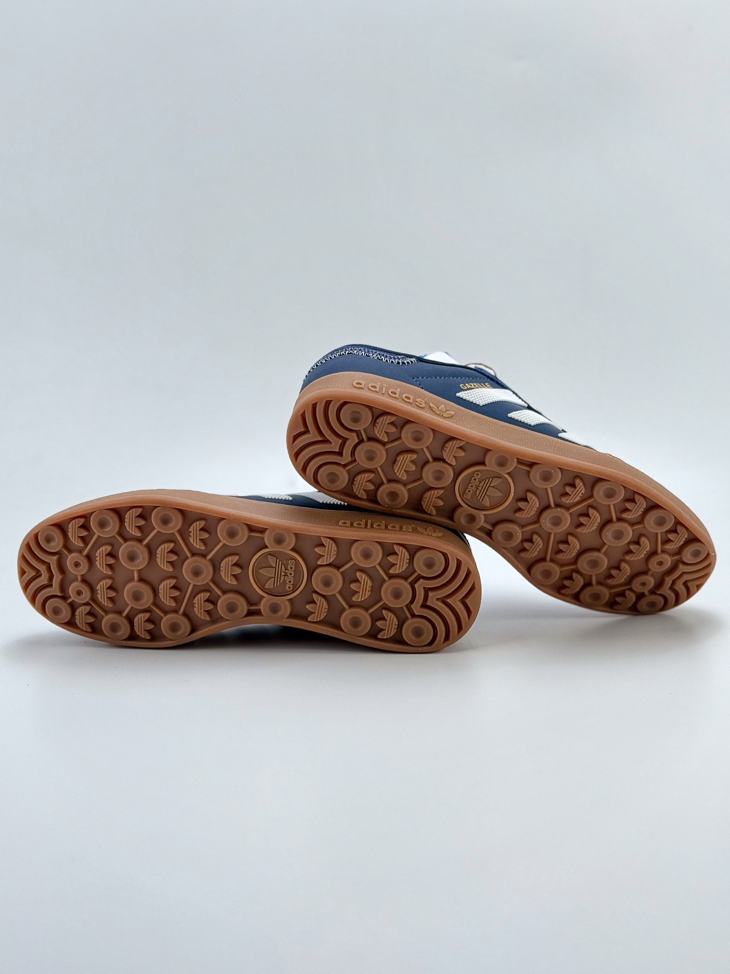 150 adidas Originals Gazelle x CLOT 蓝色 三叶草休闲防滑耐磨低帮板鞋  IH3725