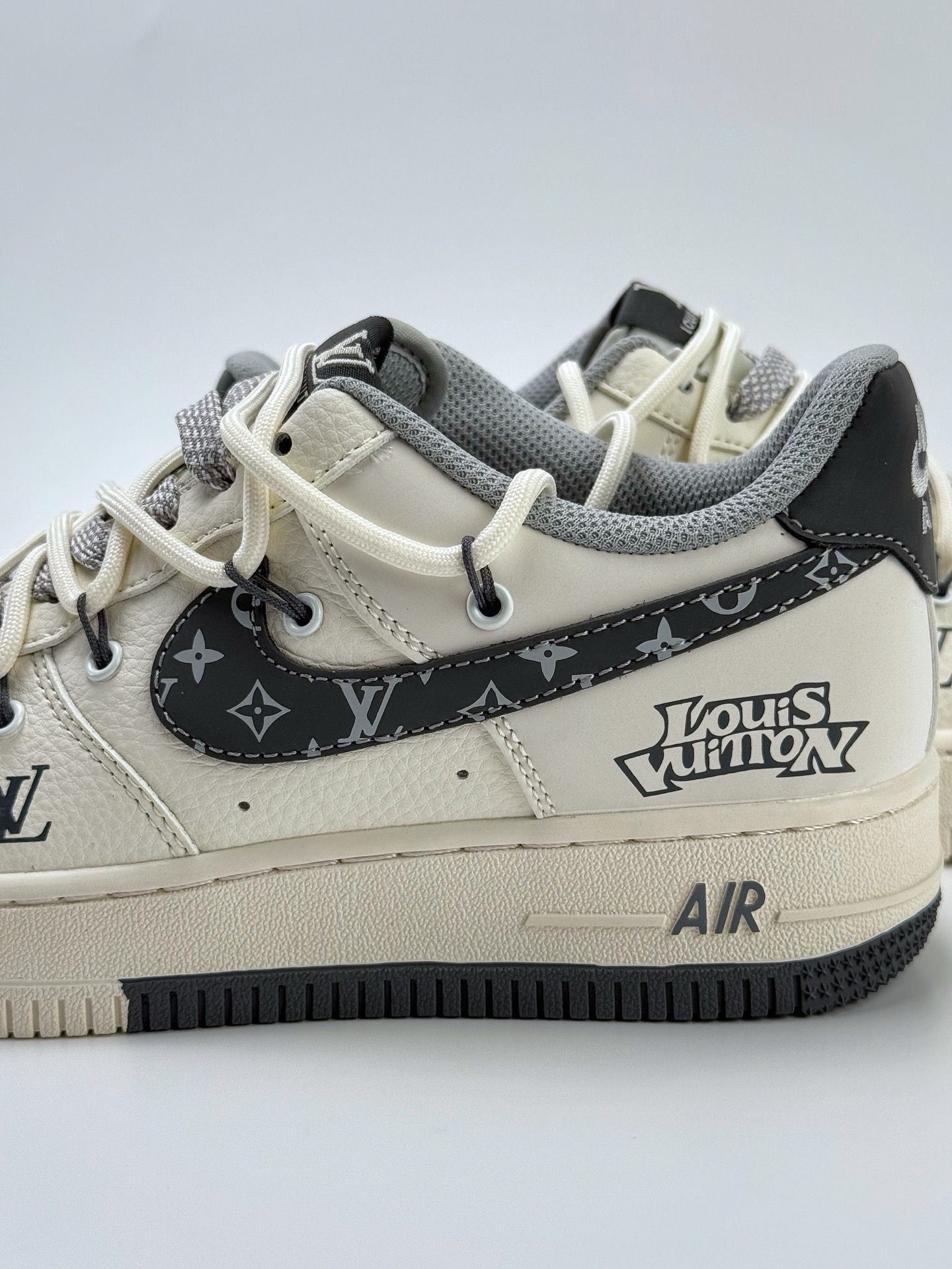 260 Nike Air Force 1 Low 07 x Louis Vuitton 白黑绑带满天星  DM6868-063