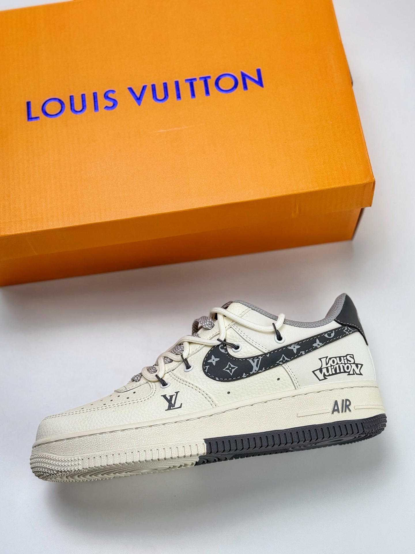 260 Nike Air Force 1 Low 07 x Louis Vuitton 白黑绑带满天星  DM6868-063