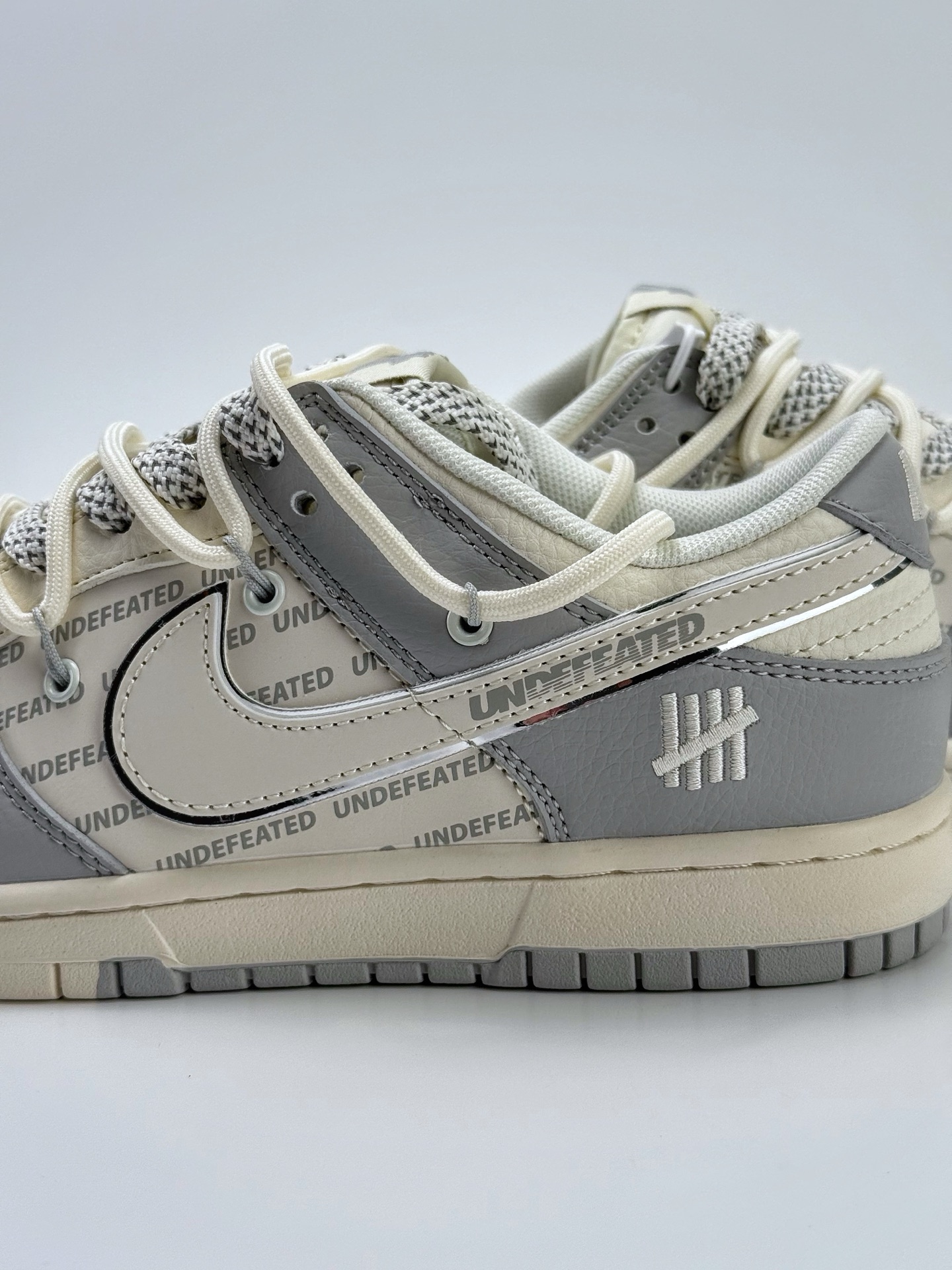 300 Nike SB Dunk Low x UNDEFEATED 白灰绑带满天星  DM6868-079