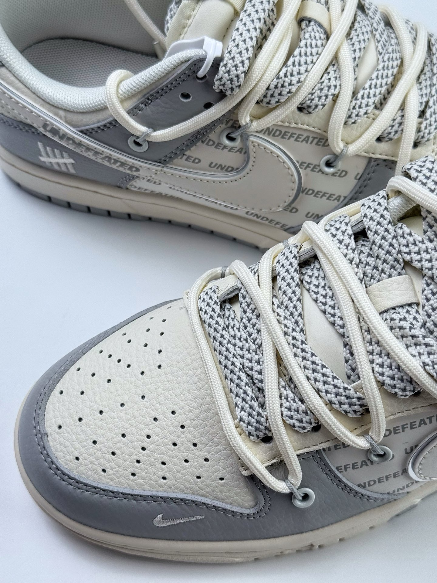 300 Nike SB Dunk Low x UNDEFEATED 白灰绑带满天星  DM6868-079