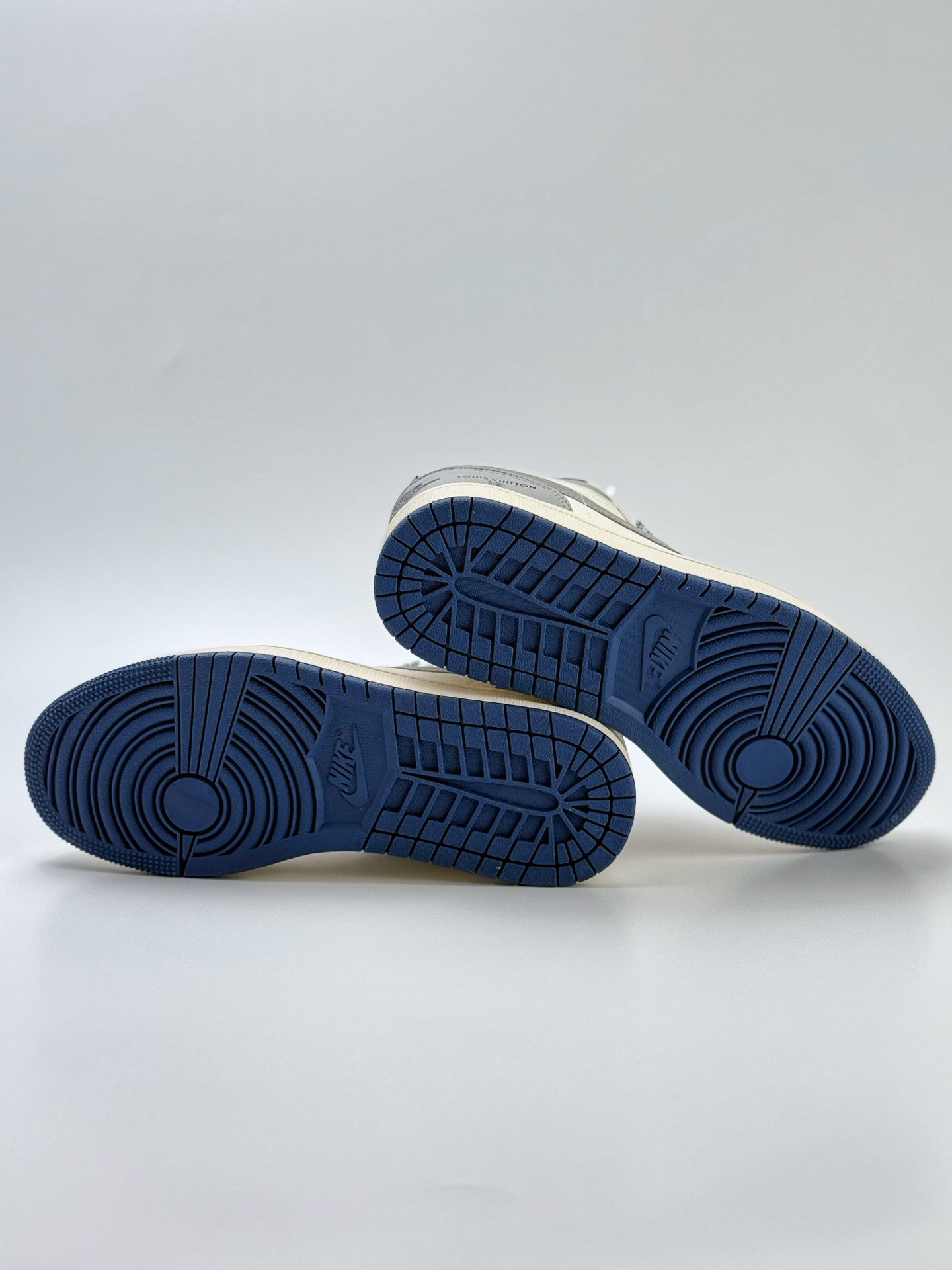 280 Air Jordan 1 Retro Low x Louis Vuitton 白灰蓝小钩满天星  XS6086-557