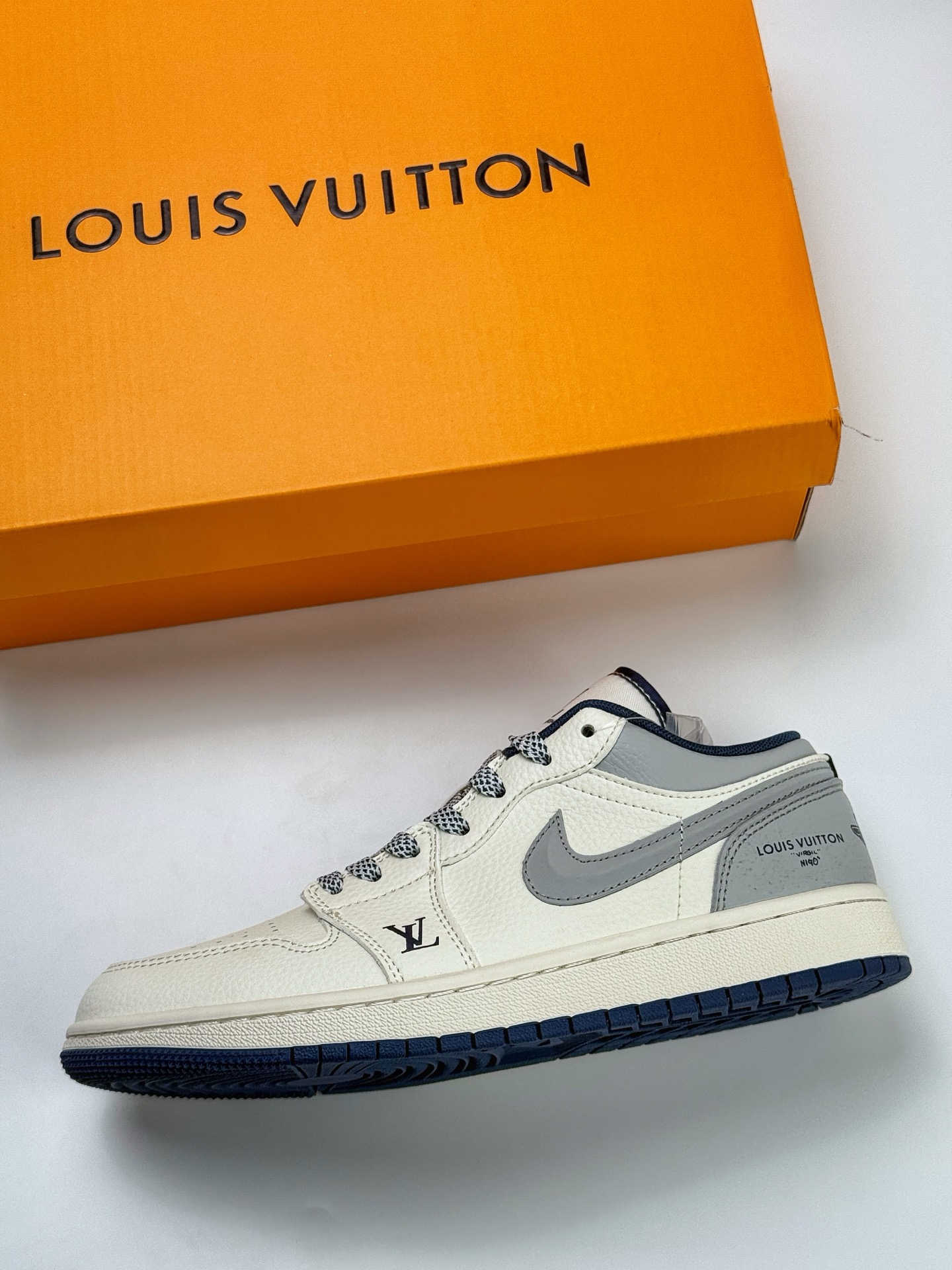 280 Air Jordan 1 Retro Low x Louis Vuitton 白灰蓝小钩满天星  XS6086-557