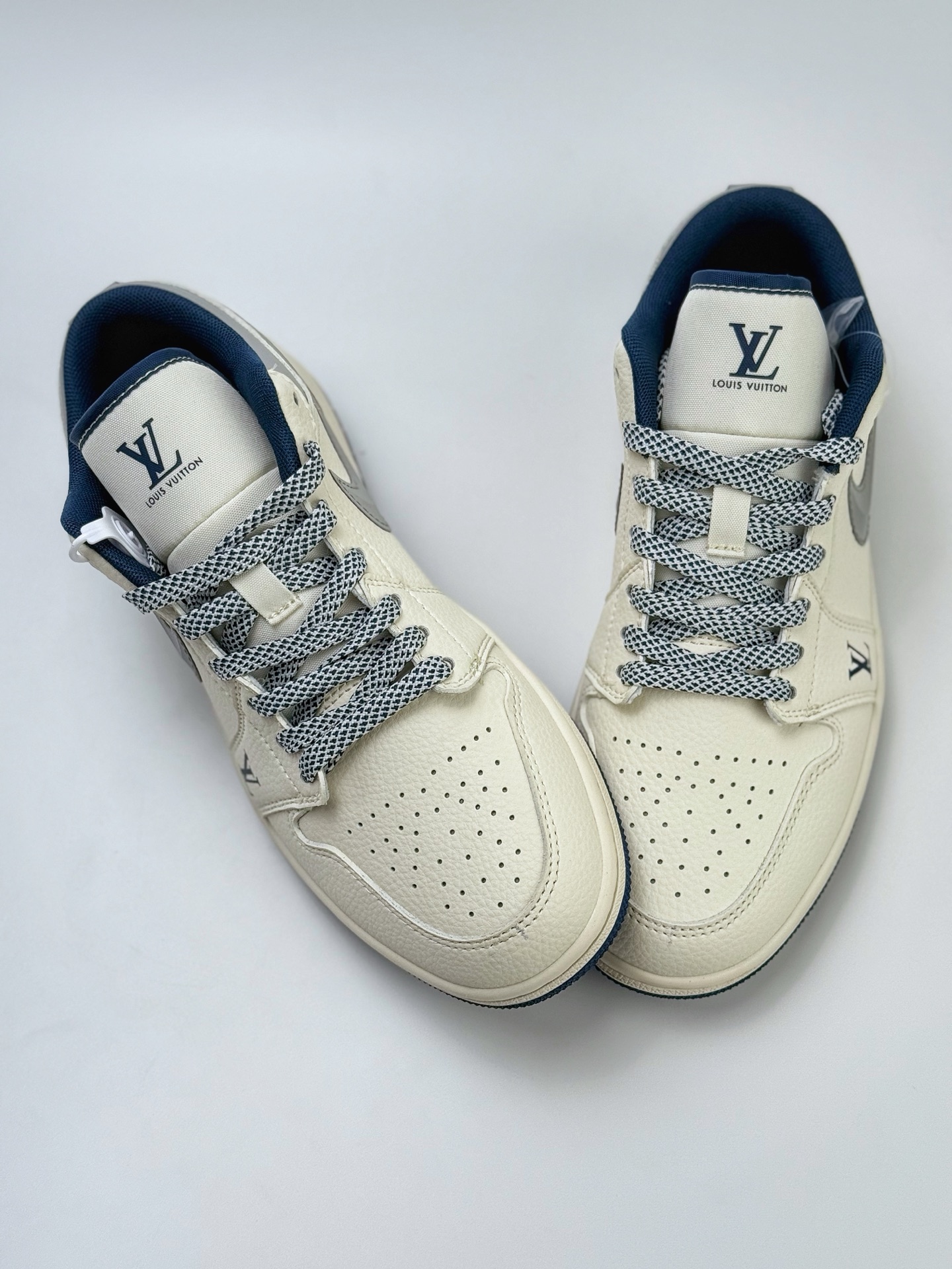 280 Air Jordan 1 Retro Low x Louis Vuitton 白灰蓝小钩满天星  XS6086-557