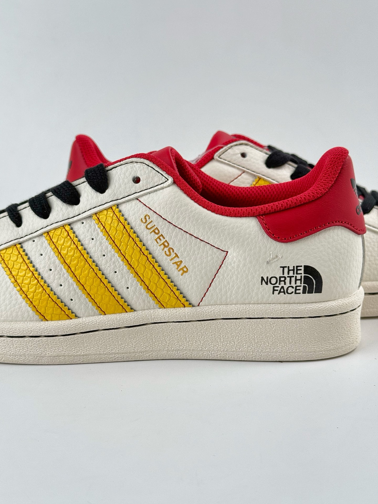 220 AD Originals Superstar x The North Face 白金红  BZ2525