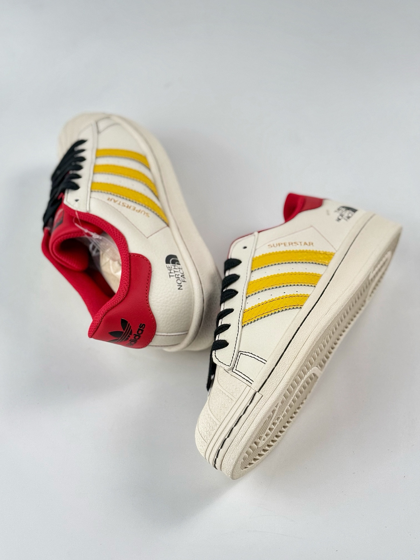 220 AD Originals Superstar x The North Face 白金红  BZ2525