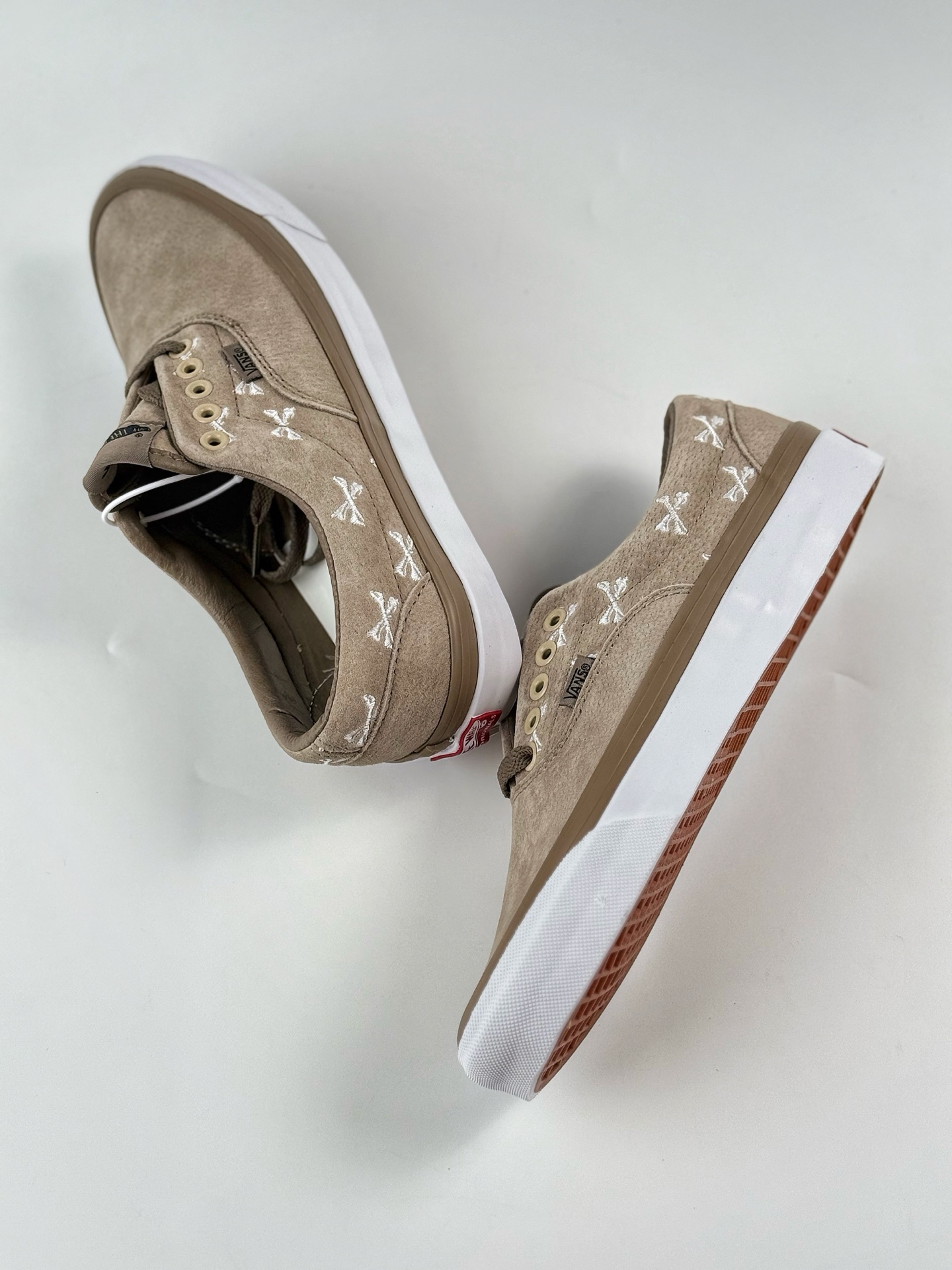 160 Wtaps X Vans骨头高端线联名 棕褐色焦糖麂皮+白色交叉骨刺绣  VN0A3CXNBMD