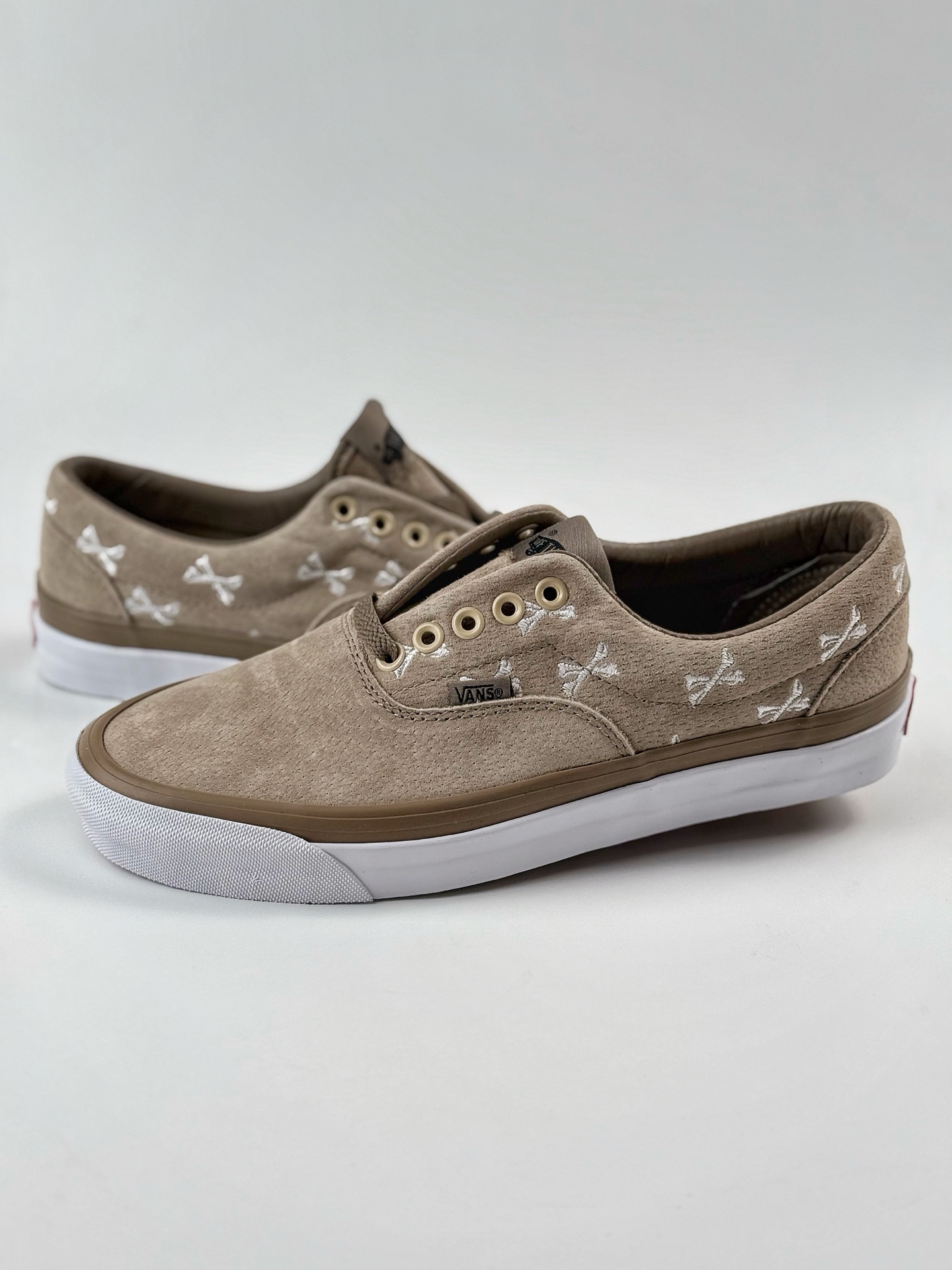 160 Wtaps X Vans骨头高端线联名 棕褐色焦糖麂皮+白色交叉骨刺绣  VN0A3CXNBMD