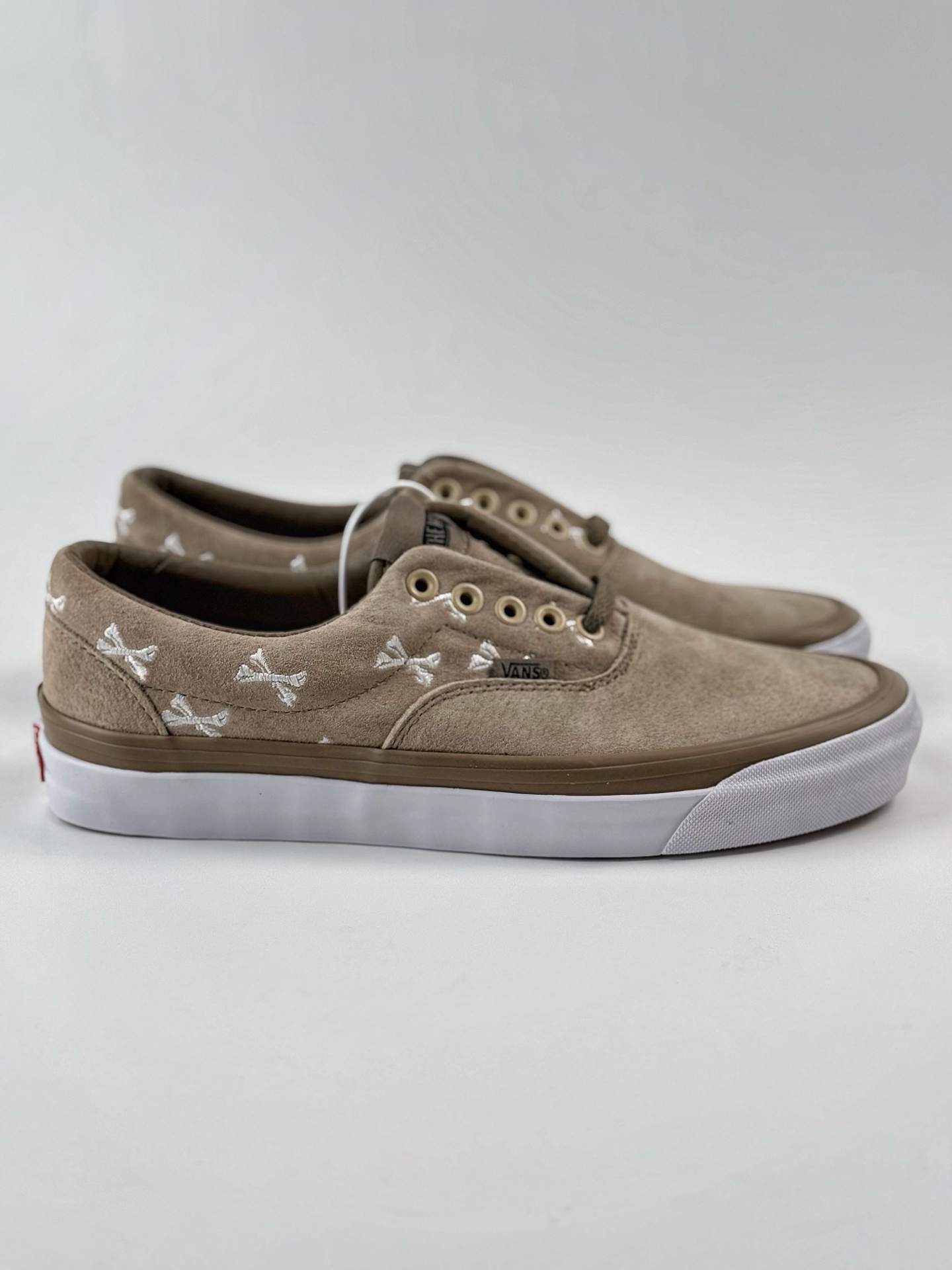 160 Wtaps X Vans骨头高端线联名 棕褐色焦糖麂皮+白色交叉骨刺绣  VN0A3CXNBMD