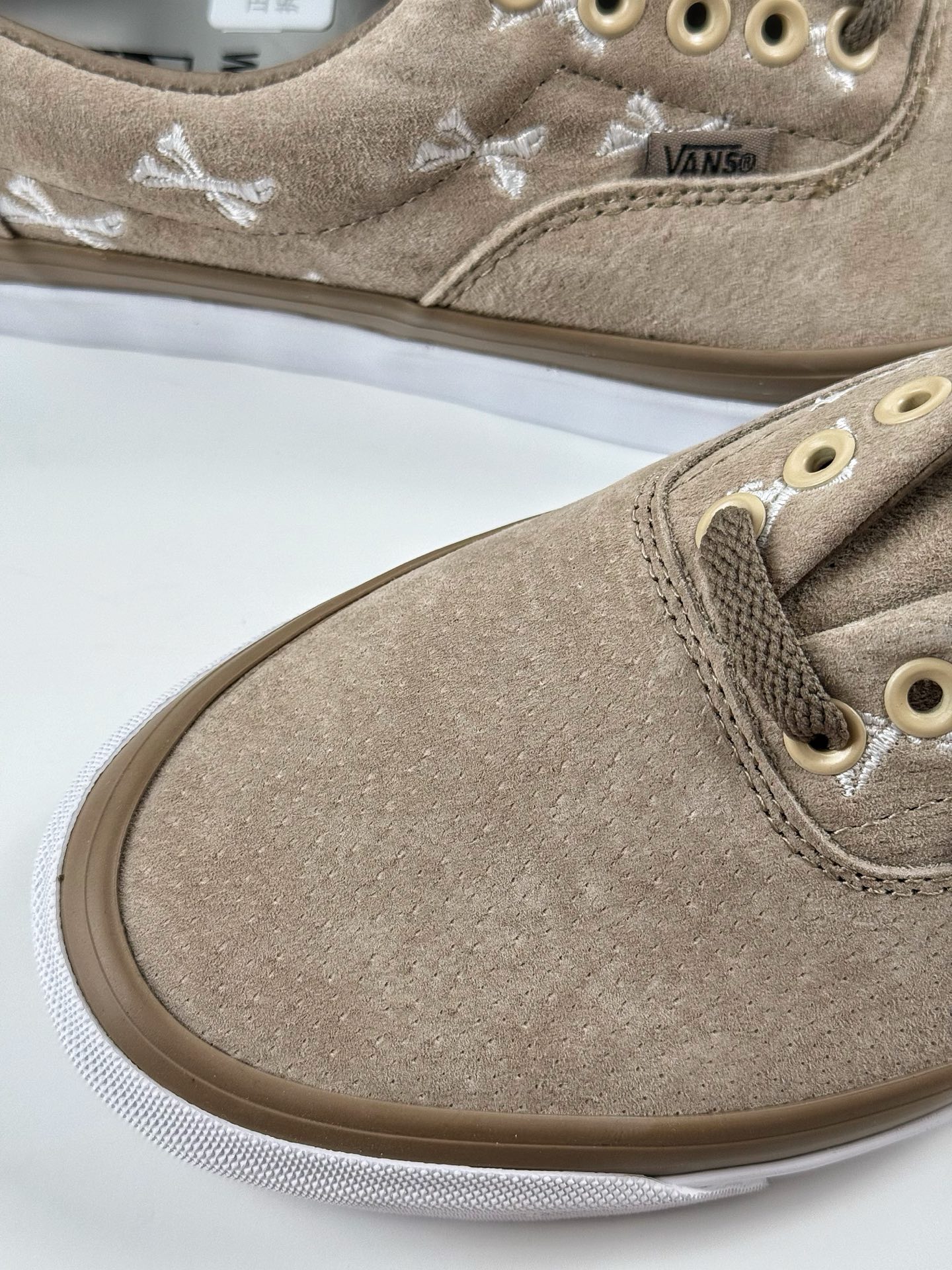 160 Wtaps X Vans骨头高端线联名 棕褐色焦糖麂皮+白色交叉骨刺绣  VN0A3CXNBMD