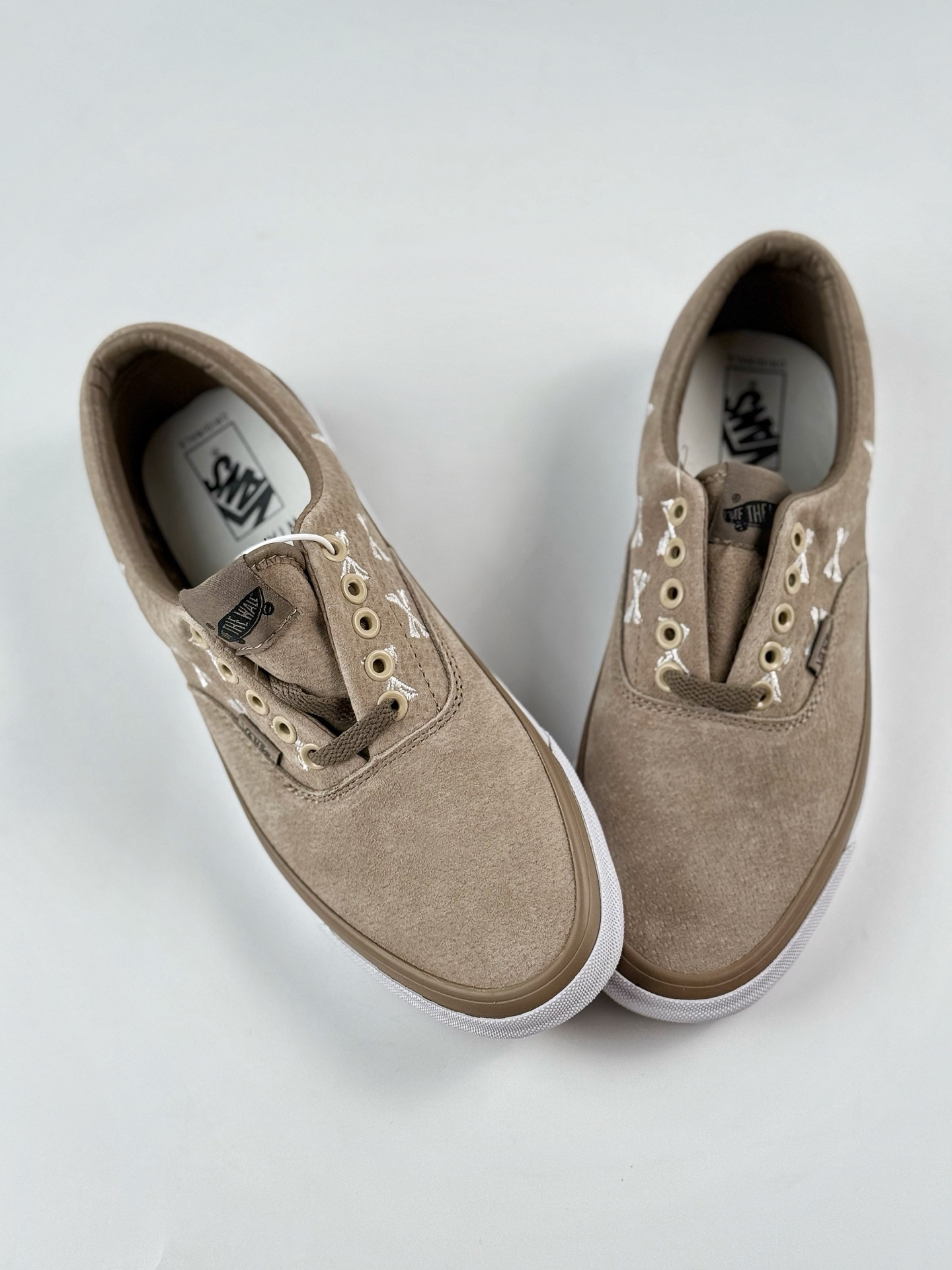 160 Wtaps X Vans骨头高端线联名 棕褐色焦糖麂皮+白色交叉骨刺绣  VN0A3CXNBMD