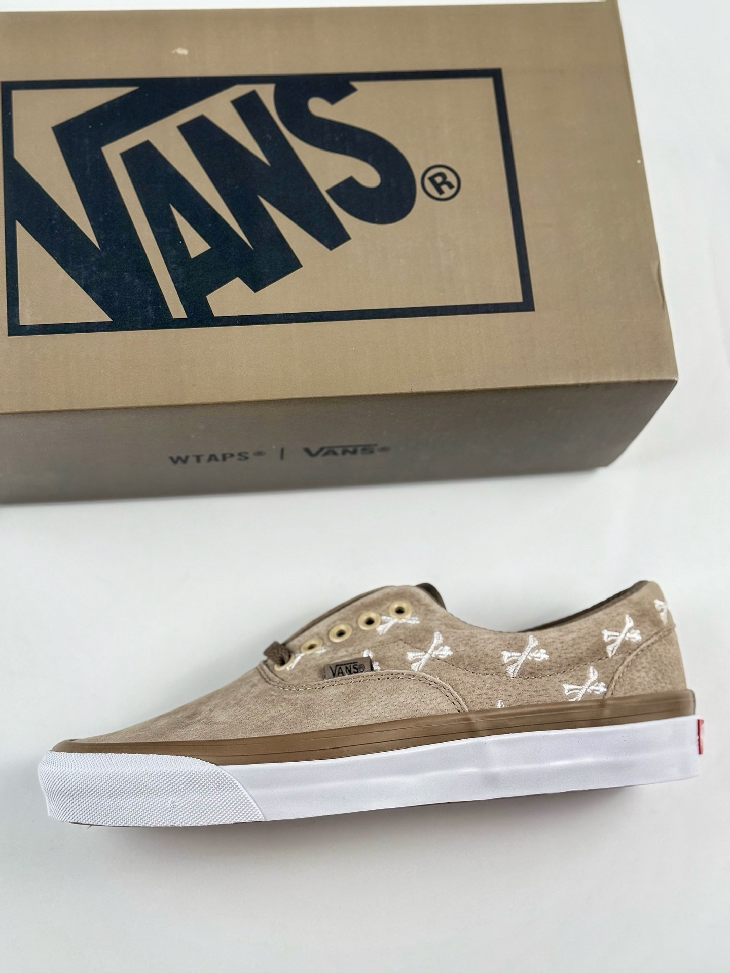 160 Wtaps X Vans骨头高端线联名 棕褐色焦糖麂皮+白色交叉骨刺绣  VN0A3CXNBMD