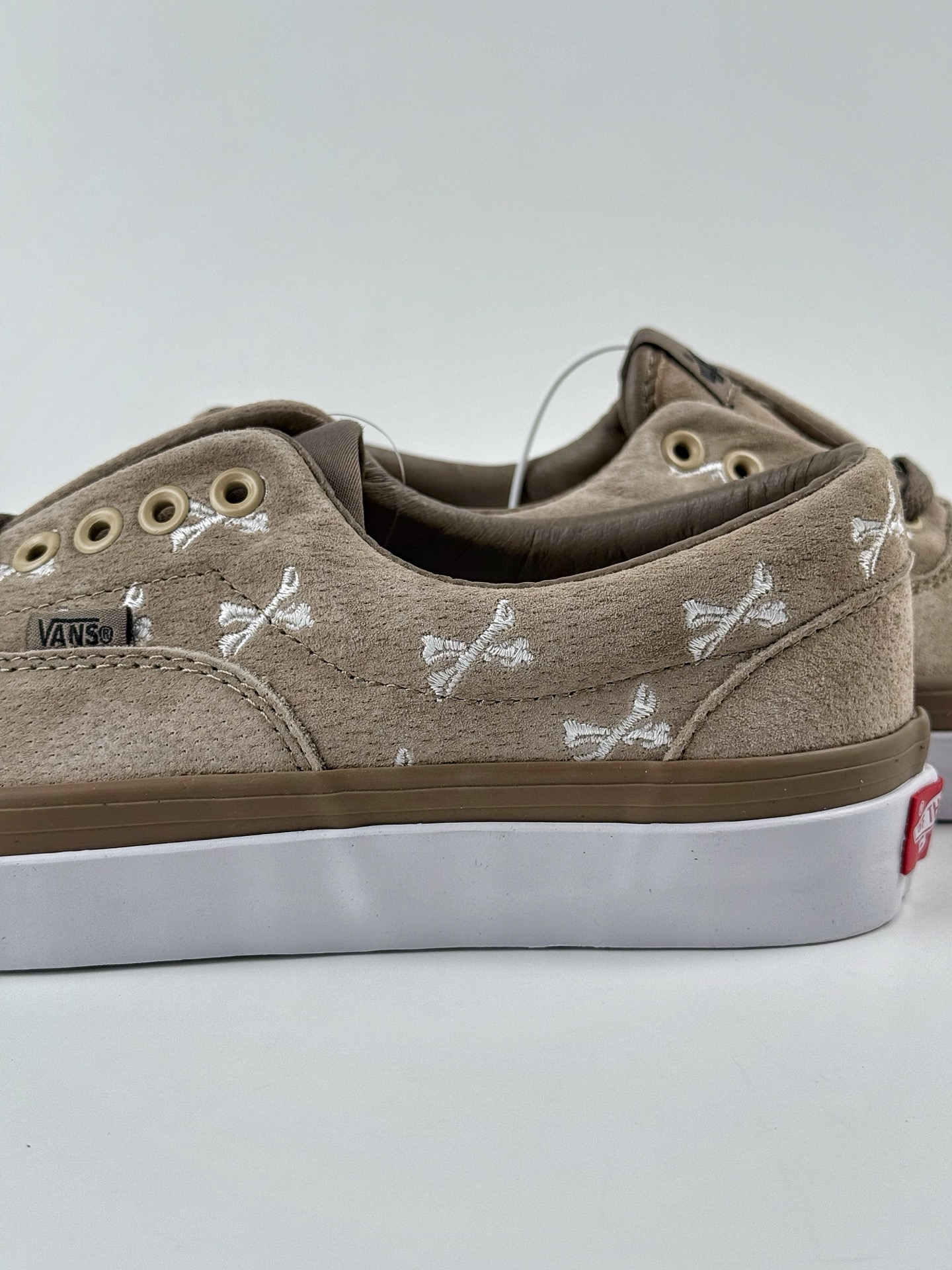 160 Wtaps X Vans骨头高端线联名 棕褐色焦糖麂皮+白色交叉骨刺绣  VN0A3CXNBMD
