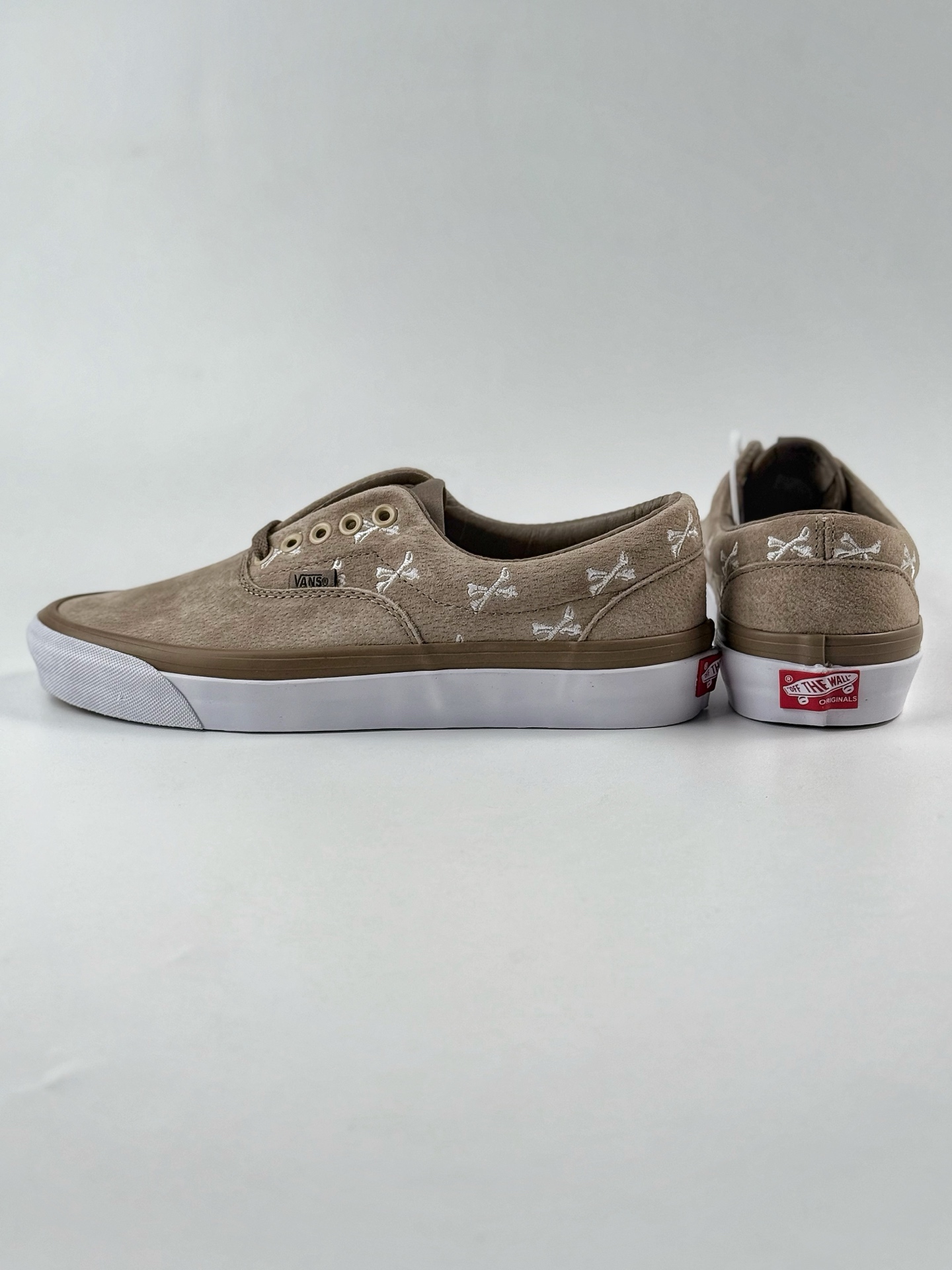 160 Wtaps X Vans骨头高端线联名 棕褐色焦糖麂皮+白色交叉骨刺绣  VN0A3CXNBMD