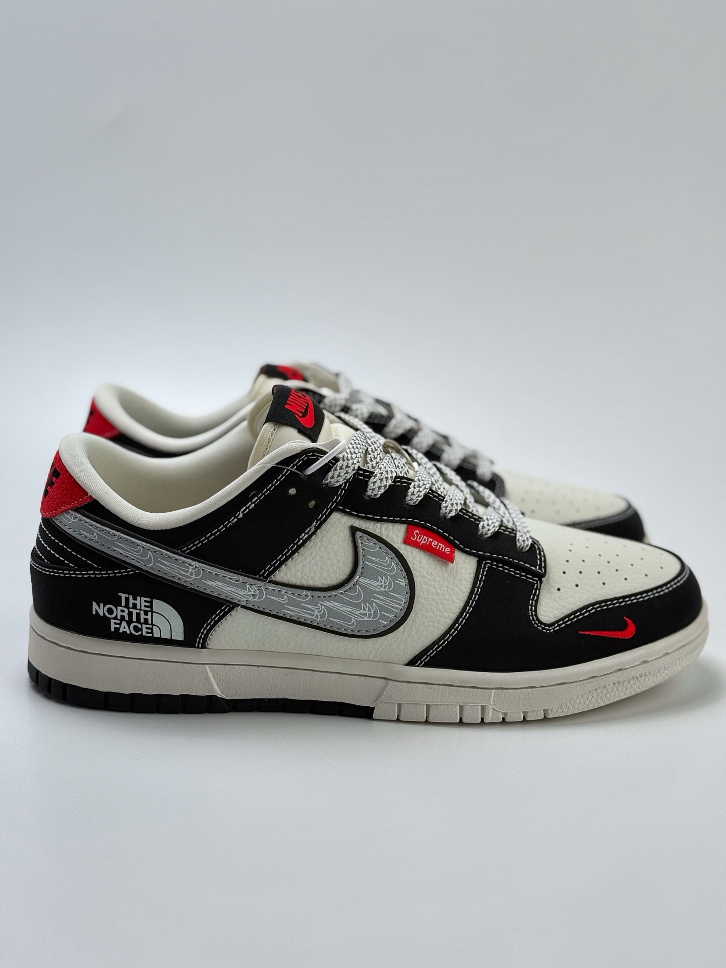 300 Nike SB Dunk Low x The North Face 黑白红小钩满天星  CS1688-105