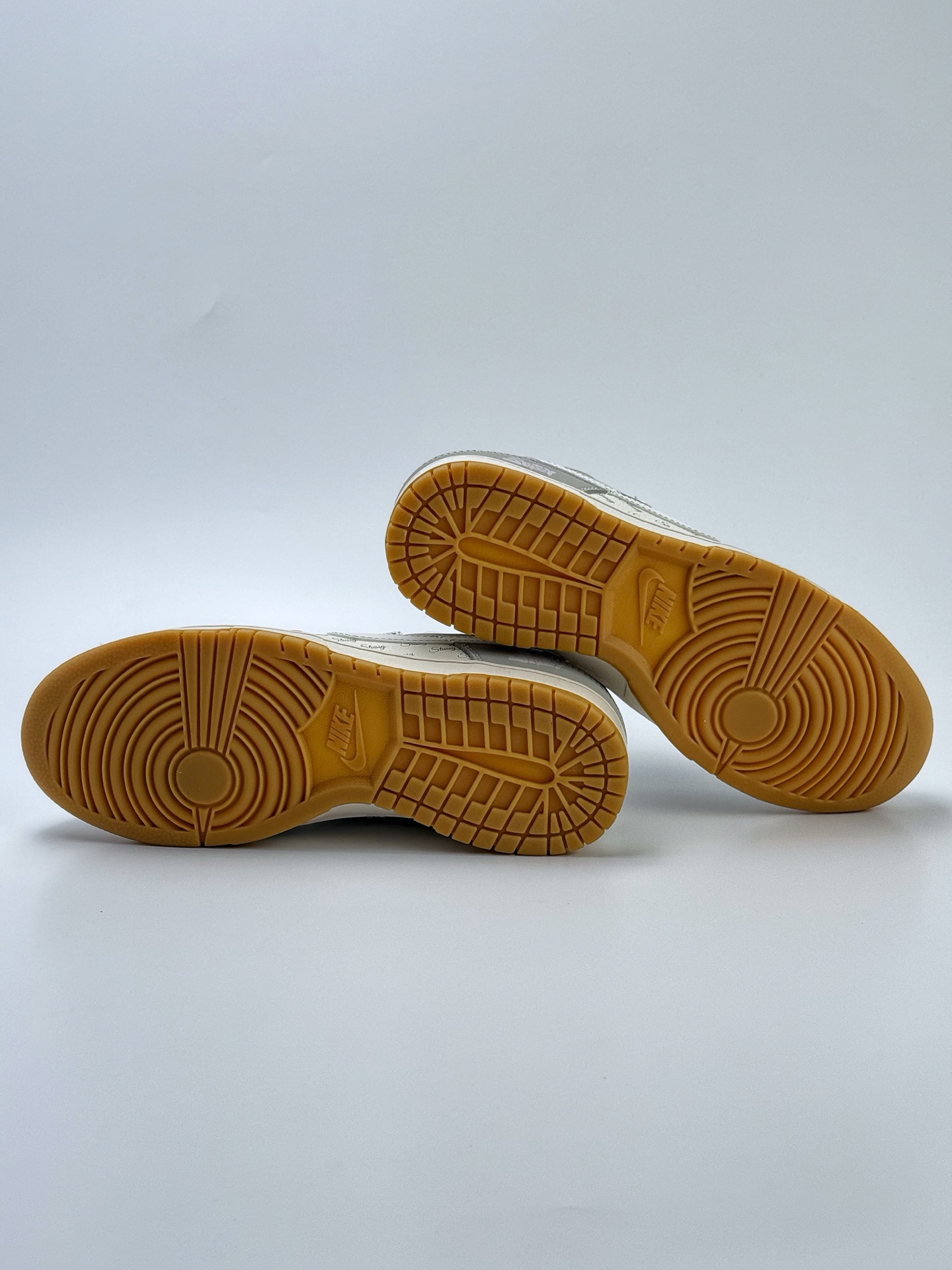280 Nike SB Dunk Low x Stussy 灰白小钩满天星  JJ2508-557