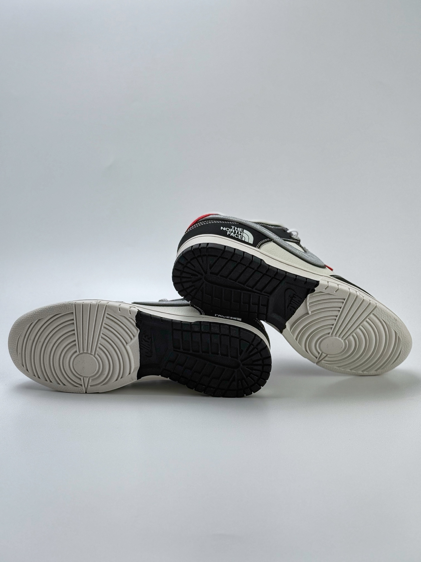 300 Nike SB Dunk Low x The North Face 黑白红小钩满天星  CS1688-105