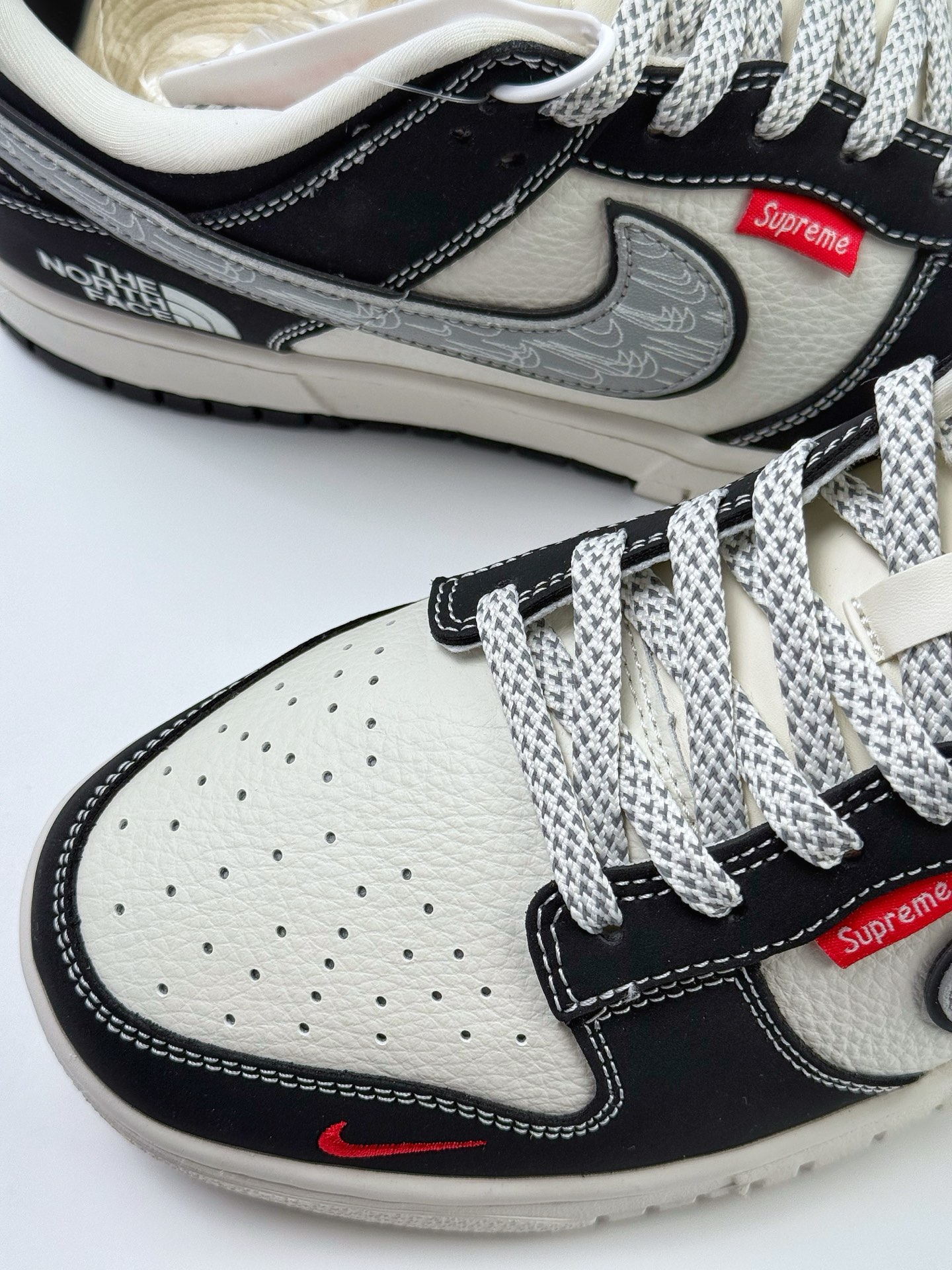 300 Nike SB Dunk Low x The North Face 黑白红小钩满天星  CS1688-105