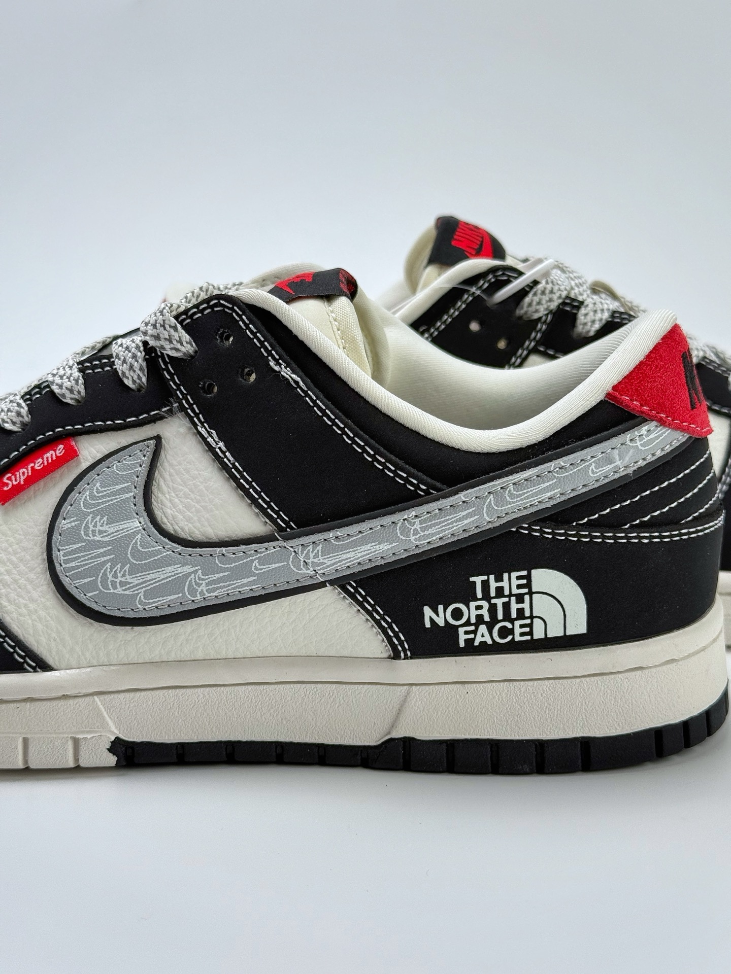 300 Nike SB Dunk Low x The North Face 黑白红小钩满天星  CS1688-105
