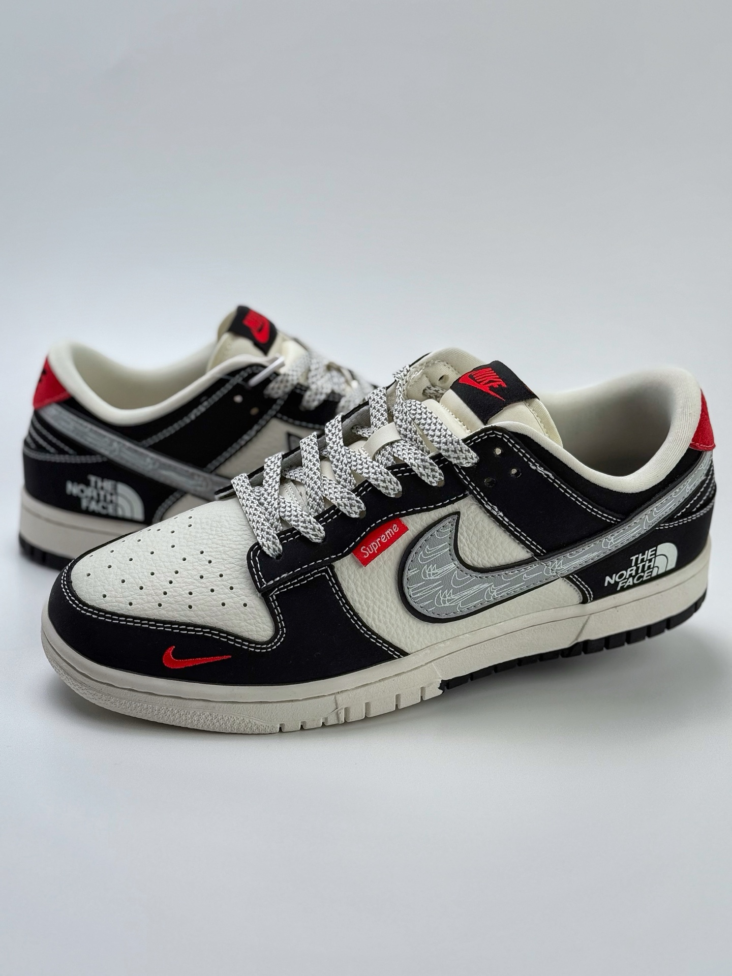 300 Nike SB Dunk Low x The North Face 黑白红小钩满天星  CS1688-105