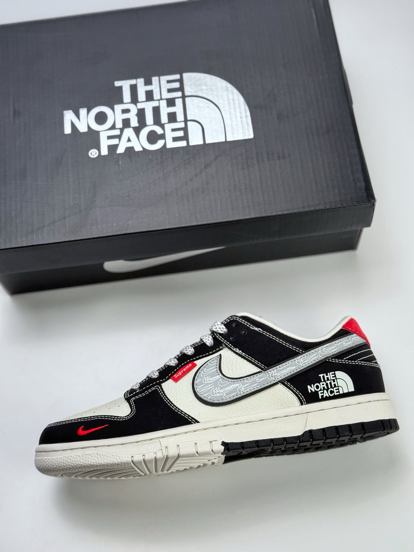 300 Nike SB Dunk Low x The North Face 黑白红小钩满天星  CS1688-105
