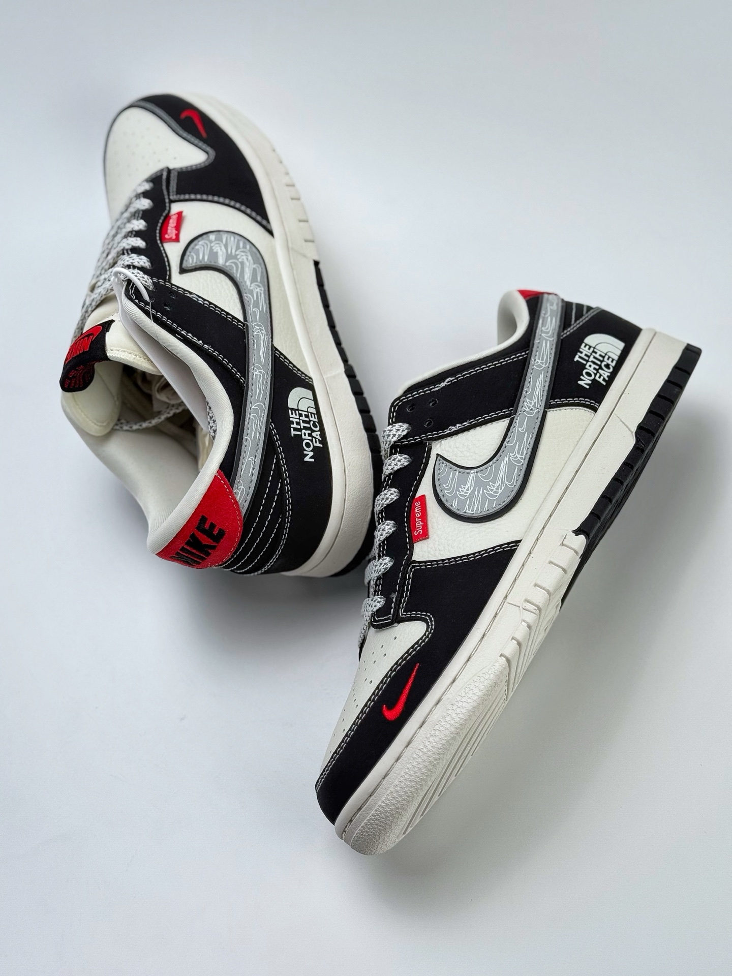 300 Nike SB Dunk Low x The North Face 黑白红小钩满天星  CS1688-105