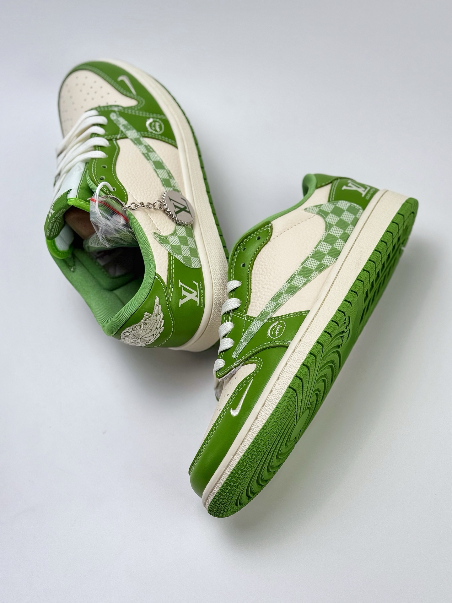 280 Travis Scott x Nike Air Jordan 1 Low x Louis Vuitton Air Jordan 1 Low 反转绿白小钩倒钩 XS2024-058