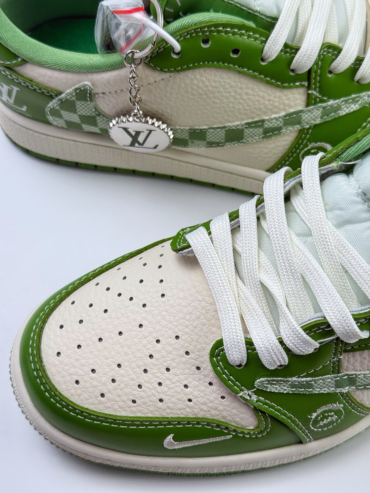 280 Travis Scott x Nike Air Jordan 1 Low x Louis Vuitton Air Jordan 1 Low 反转绿白小钩倒钩 XS2024-058
