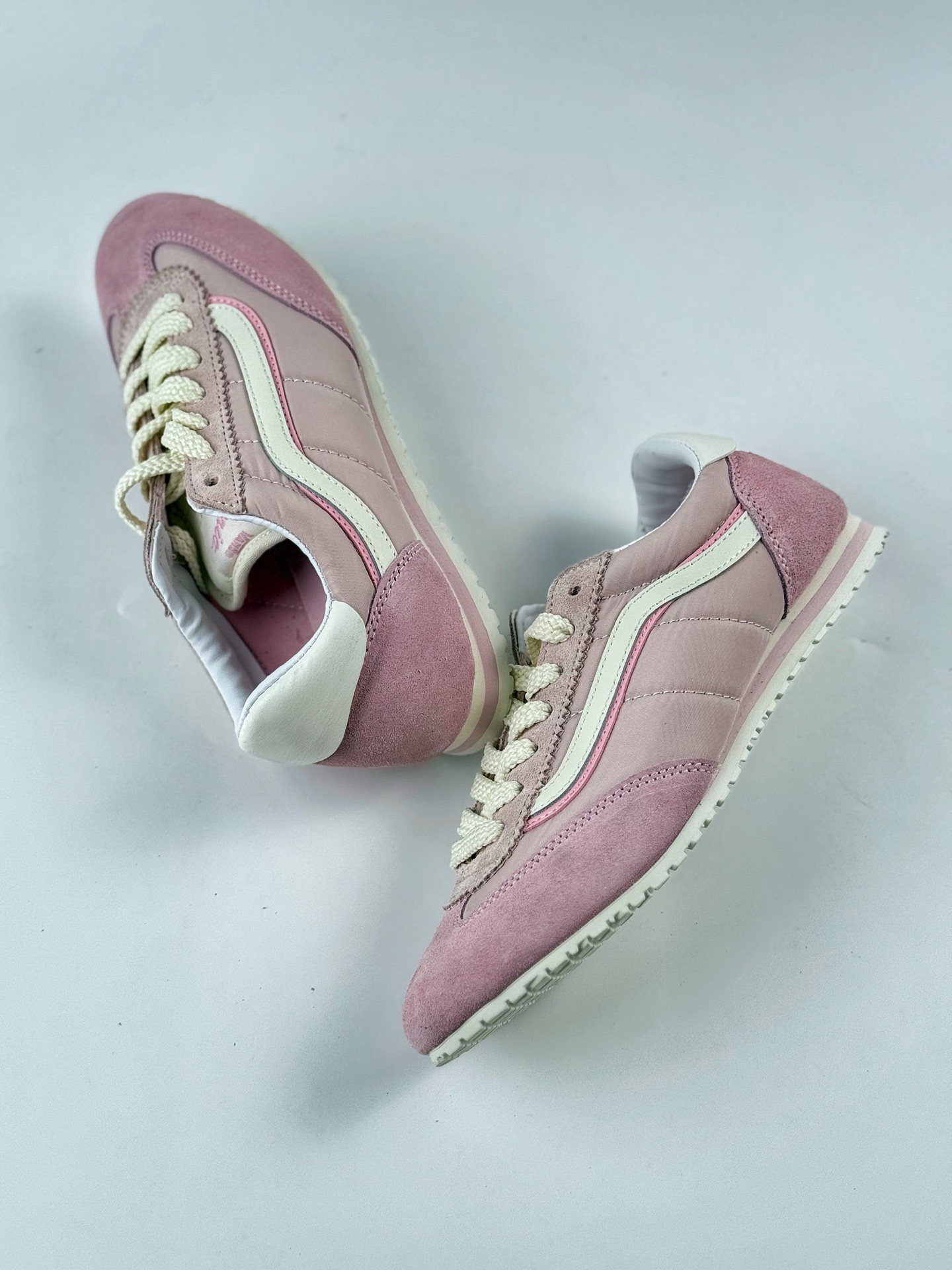 Vans Super LowPro 薄底鞋 麂皮搭尼龙的双重质感 鲜艳亮眼的肆意感