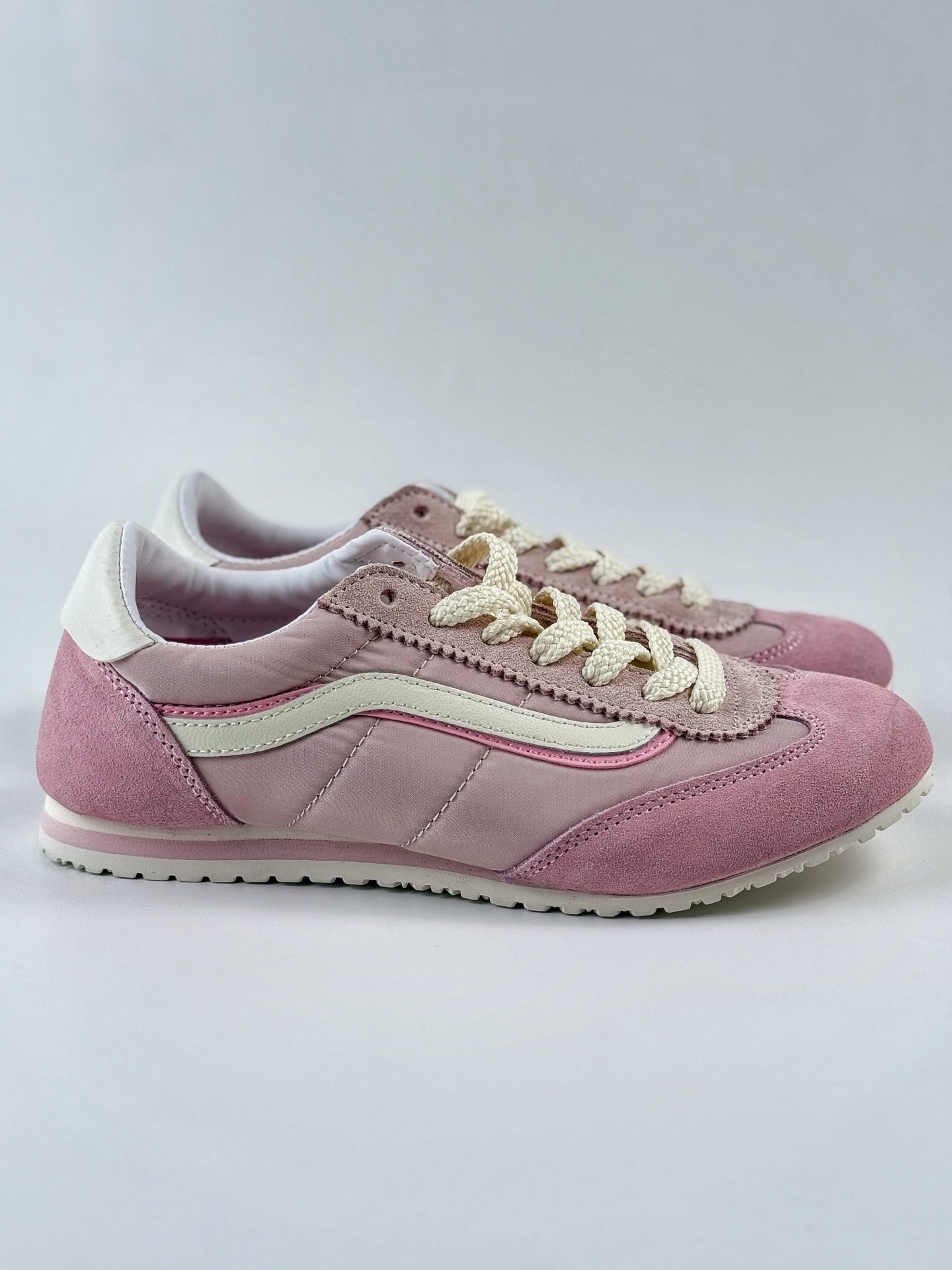 Vans Super LowPro 薄底鞋 麂皮搭尼龙的双重质感 鲜艳亮眼的肆意感
