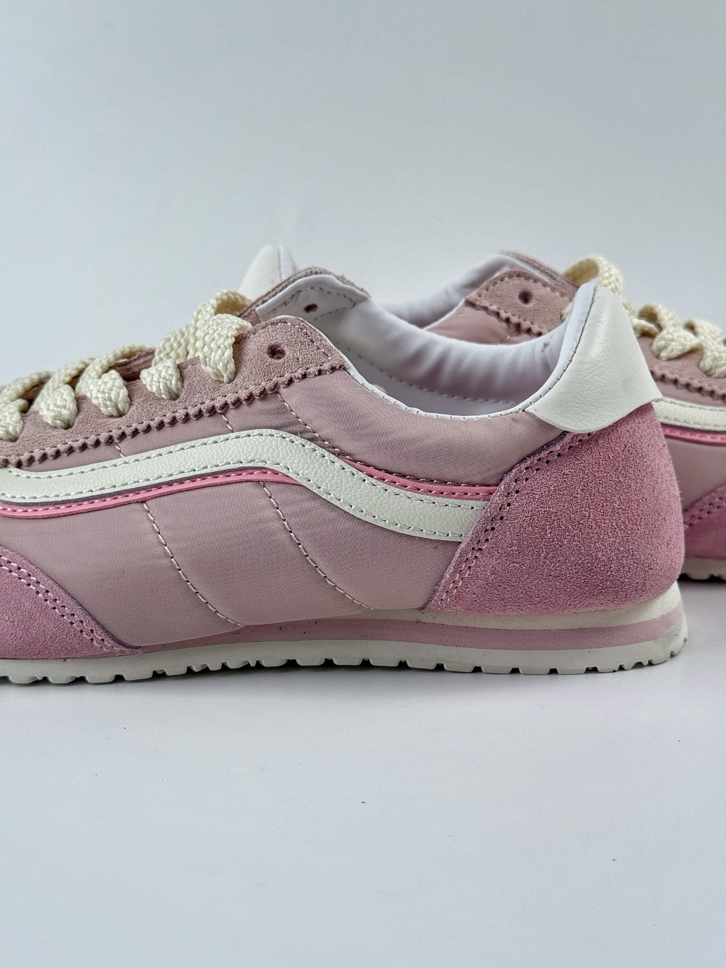 Vans Super LowPro 薄底鞋 麂皮搭尼龙的双重质感 鲜艳亮眼的肆意感