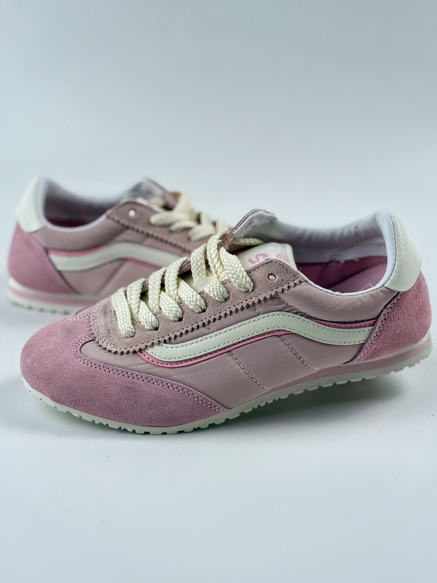 Vans Super LowPro 薄底鞋 麂皮搭尼龙的双重质感 鲜艳亮眼的肆意感