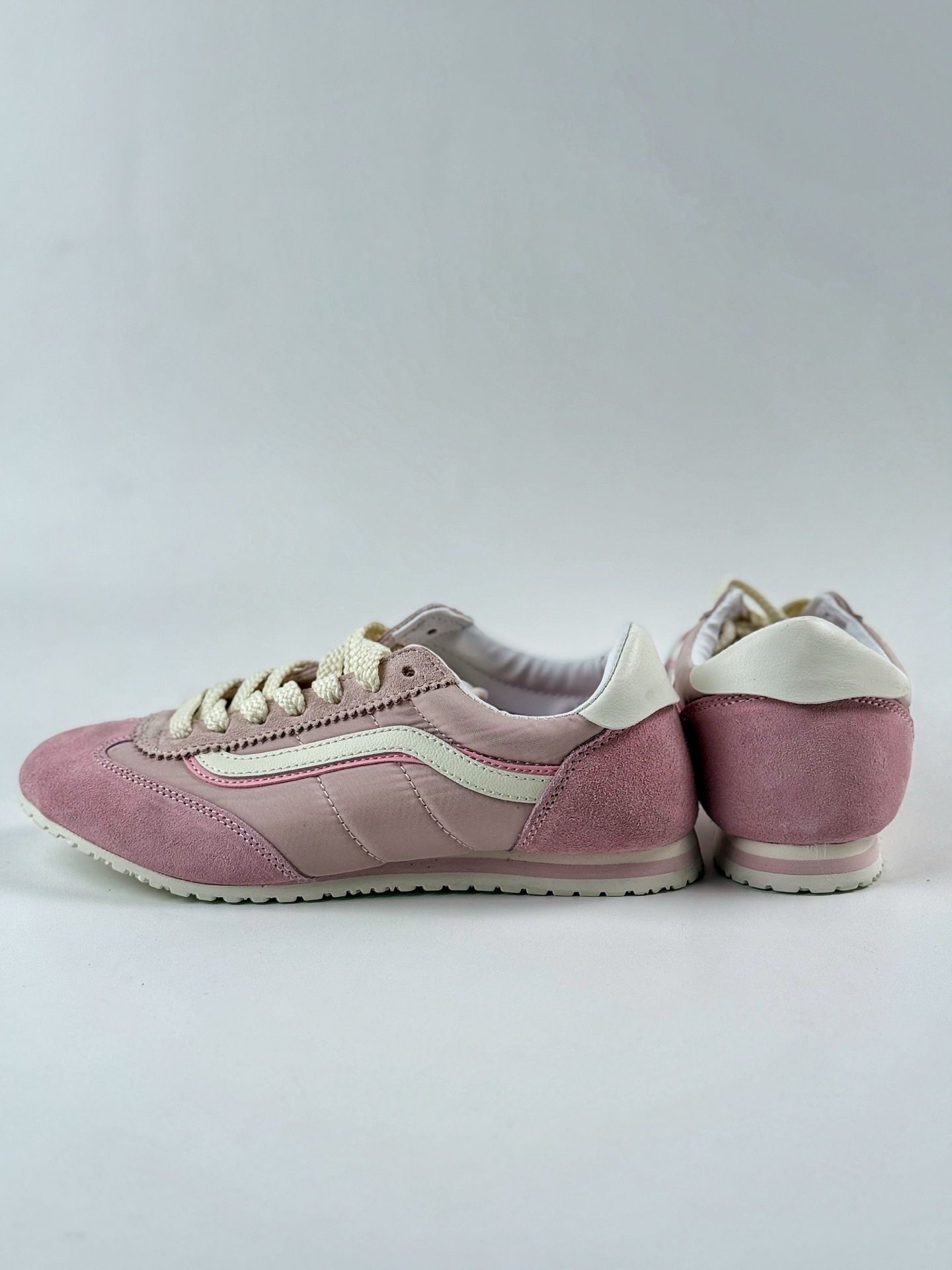 Vans Super LowPro 薄底鞋 麂皮搭尼龙的双重质感 鲜艳亮眼的肆意感
