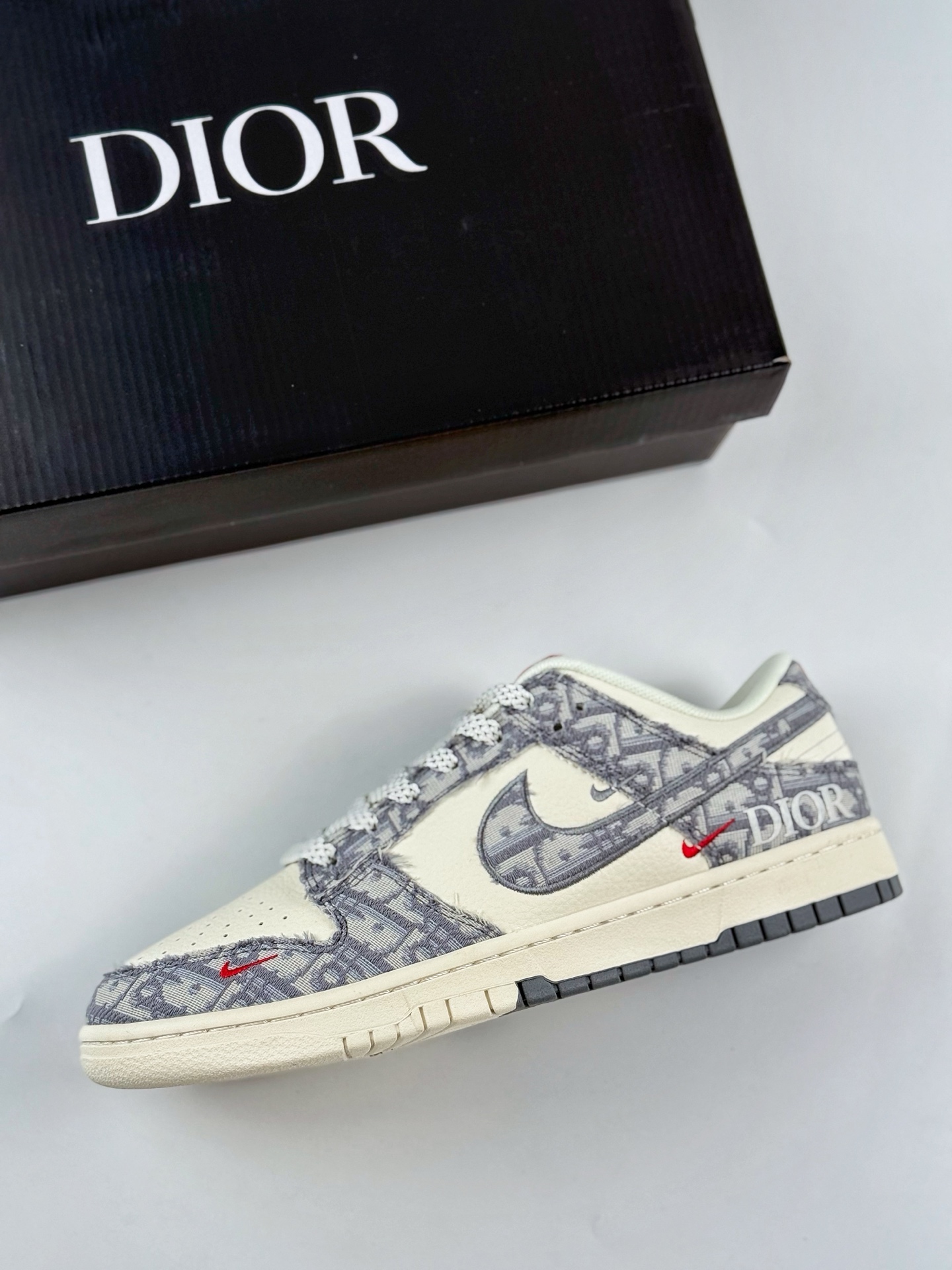 280 Nike SB Dunk Low x DIOR 白灰红三小钩满天星 SJ2558-013