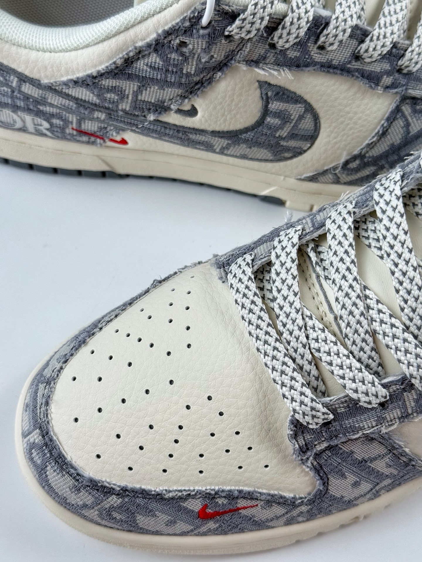 280 Nike SB Dunk Low x DIOR 白灰红三小钩满天星 SJ2558-013