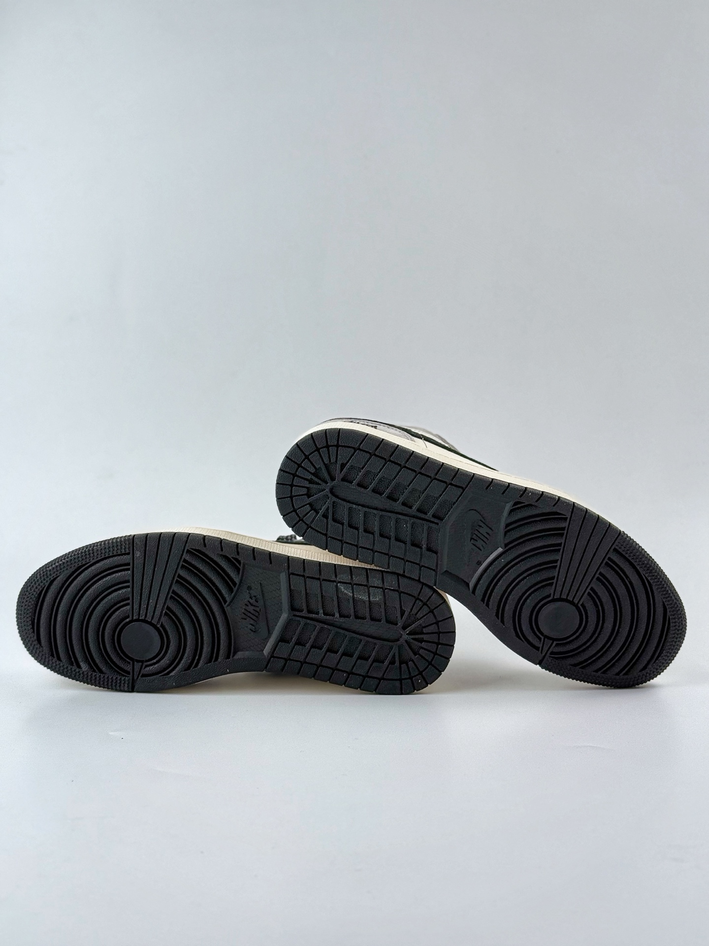 Air Jordan 1 Retro Low x Stussy 白灰黑小钩满天星 XX3318-508