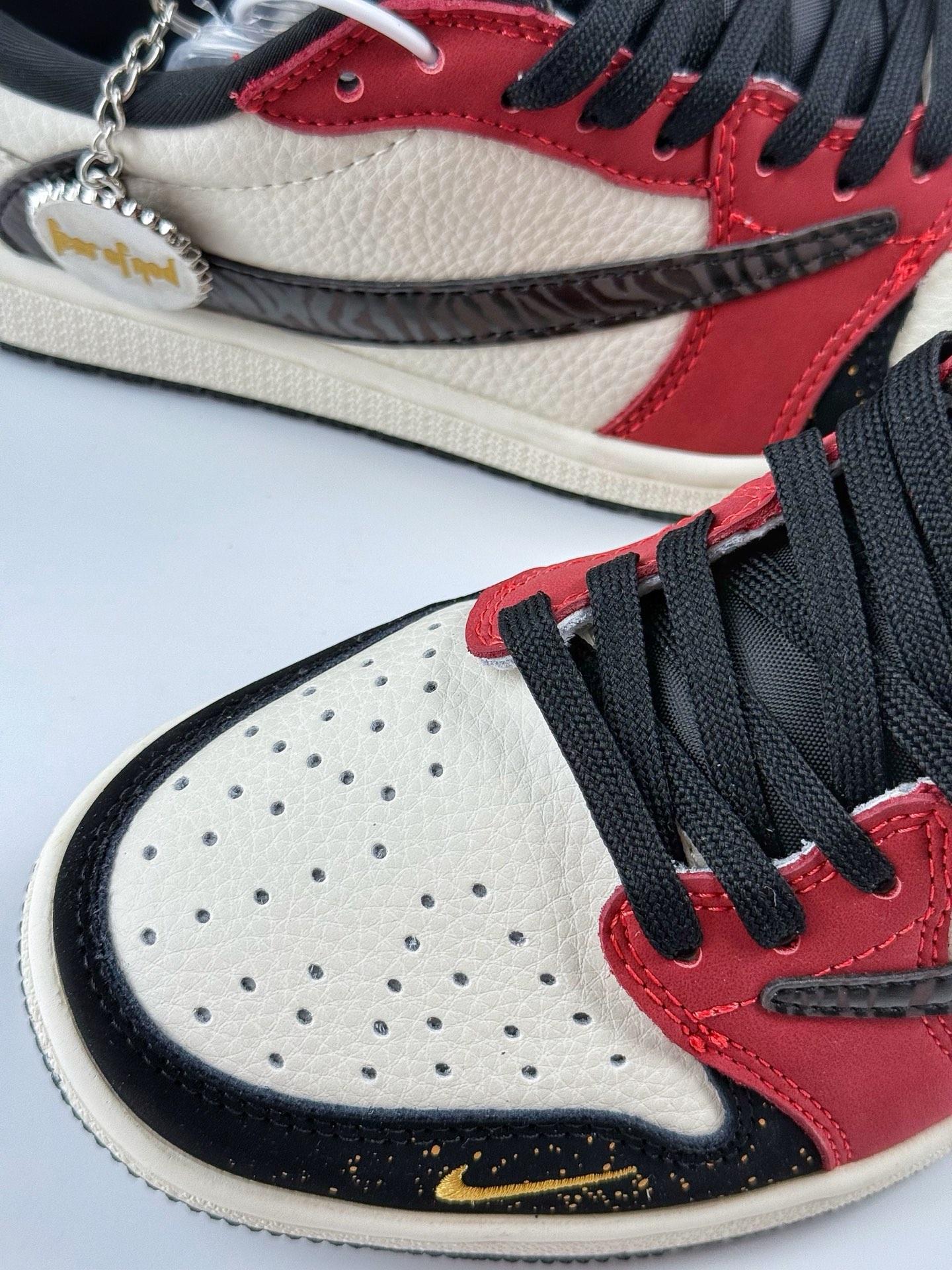 Travis Scott x Nike Air Jordan 1 Low x Fear Of God Air Jordan 1 Low 反转白黑红小钩倒钩 LD2025-012