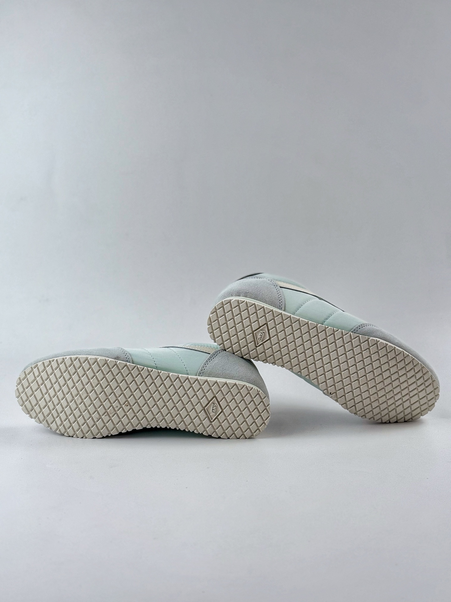 Vans Super LowPro 薄荷蓝 复古薄底系列 把春日特调薄荷蓝穿上脚 VN000D83RNE