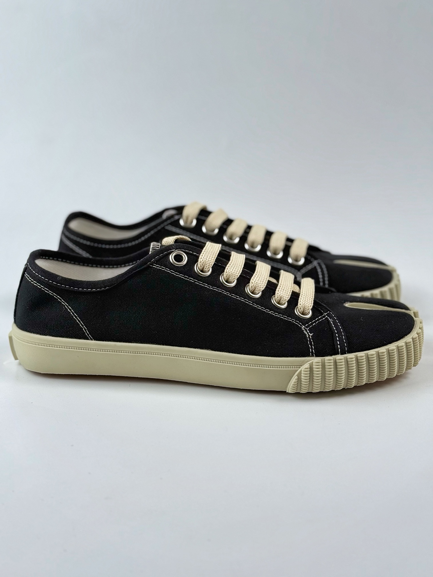 Maison Margiela 梅森马吉拉 Tabi Classic Replica Leather Low Sneaker 系列 低帮经典绅士德训平底百搭小白板鞋 S58WS0110