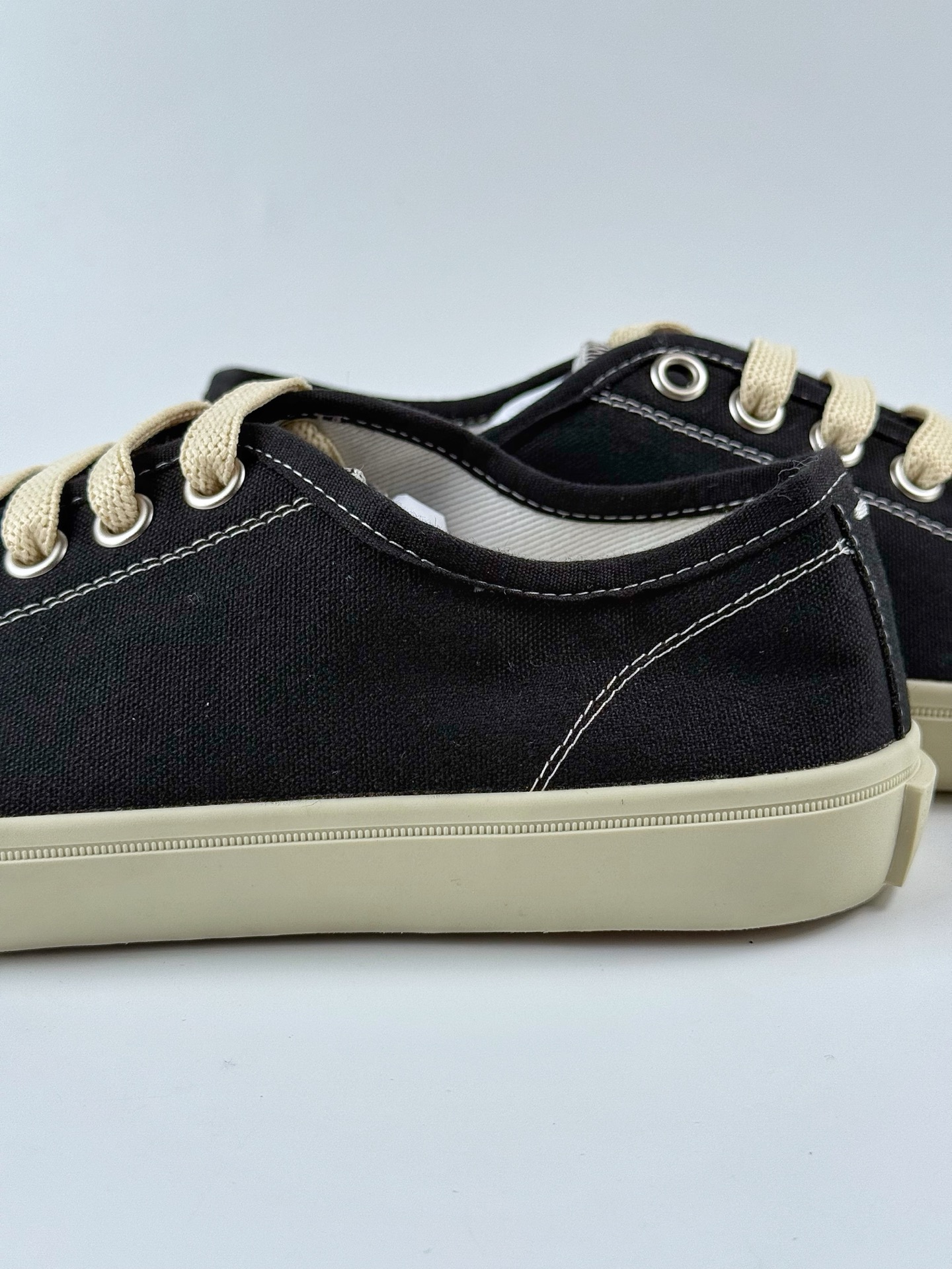 Maison Margiela 梅森马吉拉 Tabi Classic Replica Leather Low Sneaker 系列 低帮经典绅士德训平底百搭小白板鞋 S58WS0110