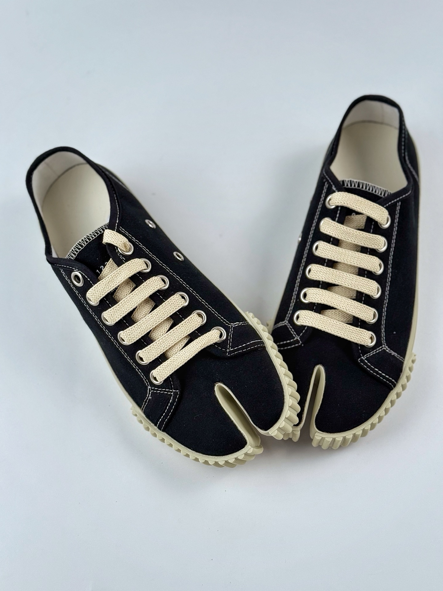 Maison Margiela 梅森马吉拉 Tabi Classic Replica Leather Low Sneaker 系列 低帮经典绅士德训平底百搭小白板鞋 S58WS0110