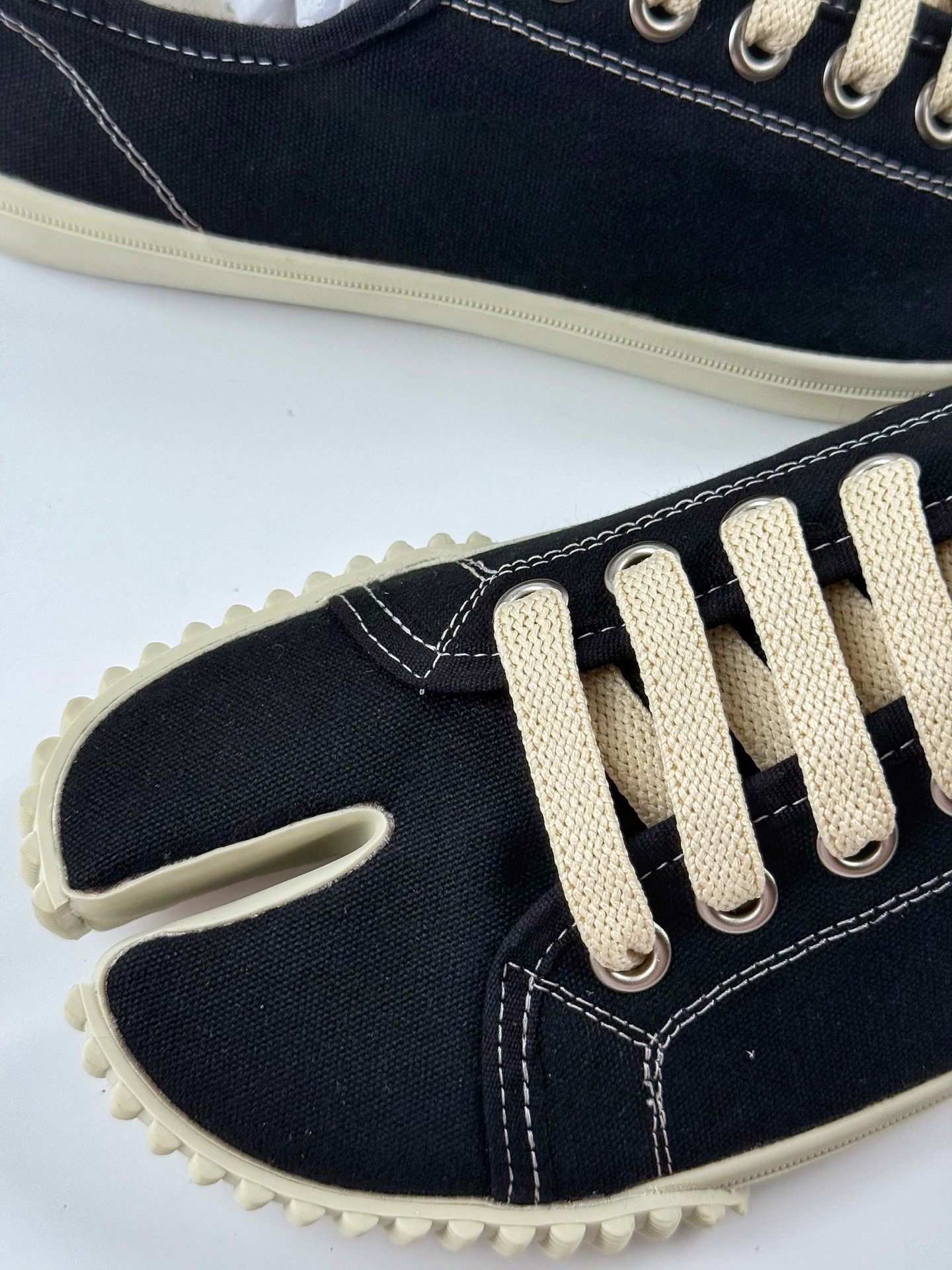 Maison Margiela 梅森马吉拉 Tabi Classic Replica Leather Low Sneaker 系列 低帮经典绅士德训平底百搭小白板鞋 S58WS0110